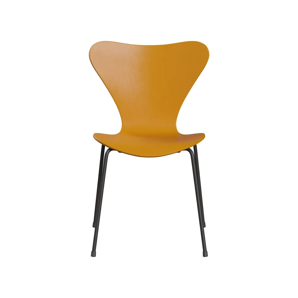 Fritz Hansen Sjuan 3107 stol Burnt yellow-färgad ask-grafitgrått stativ