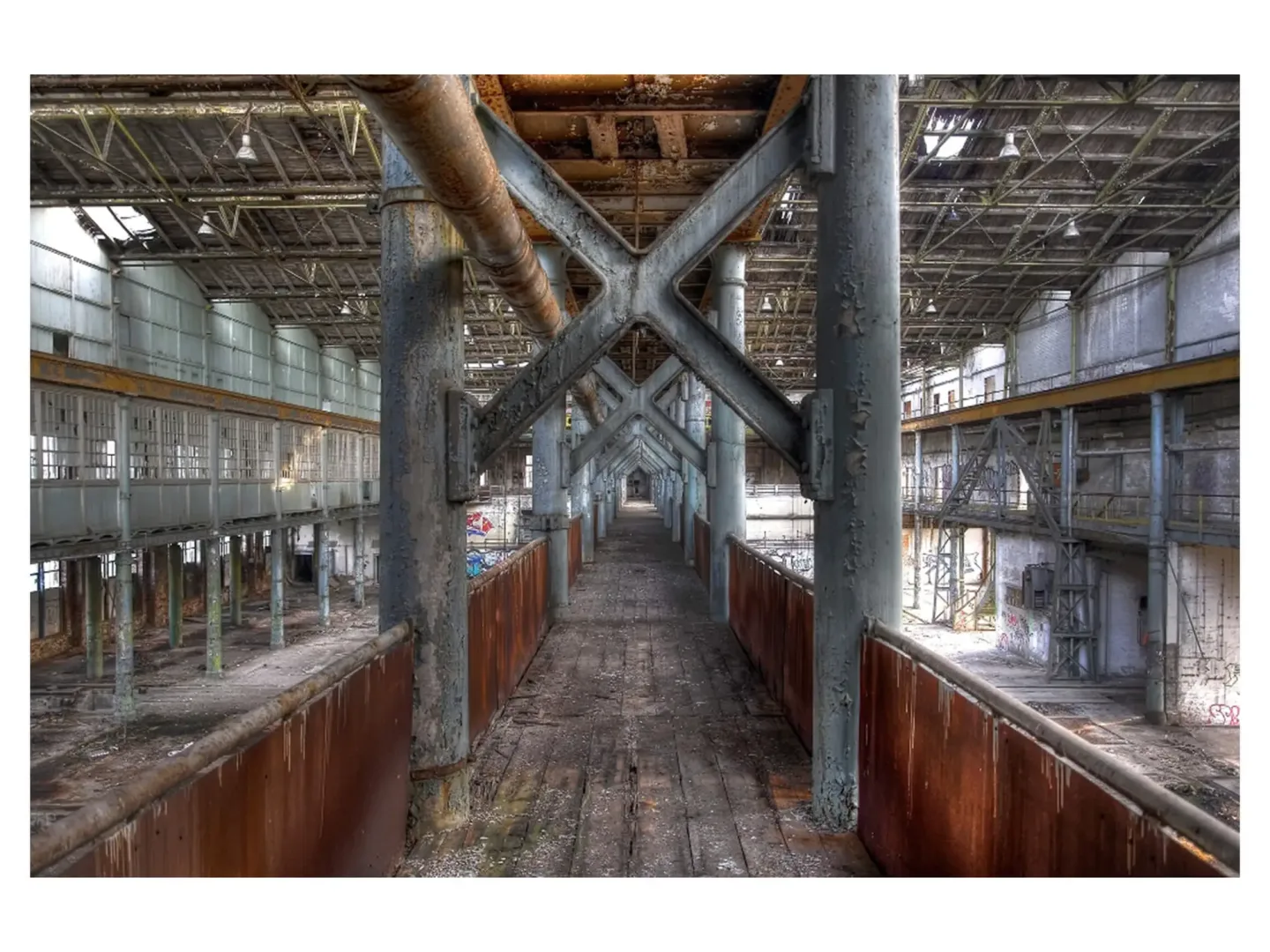 image LAND Digitaldruck auf Acrylglas Werkshalle 1 | Schubiger Möbel