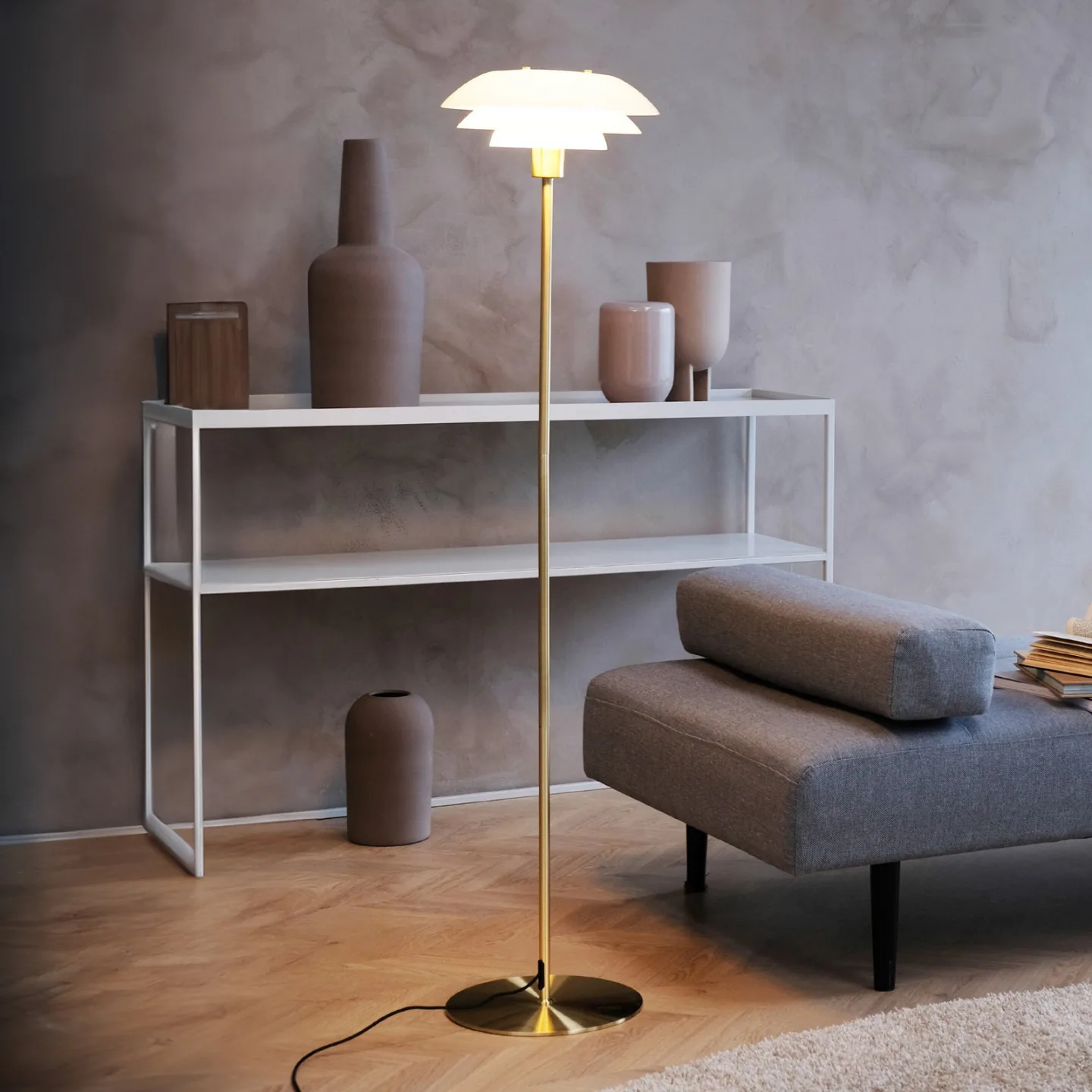 DL31 Gulvlampe Opal/Brass - Dyberg Larsen - Stue - Design - Metal - Med skærm