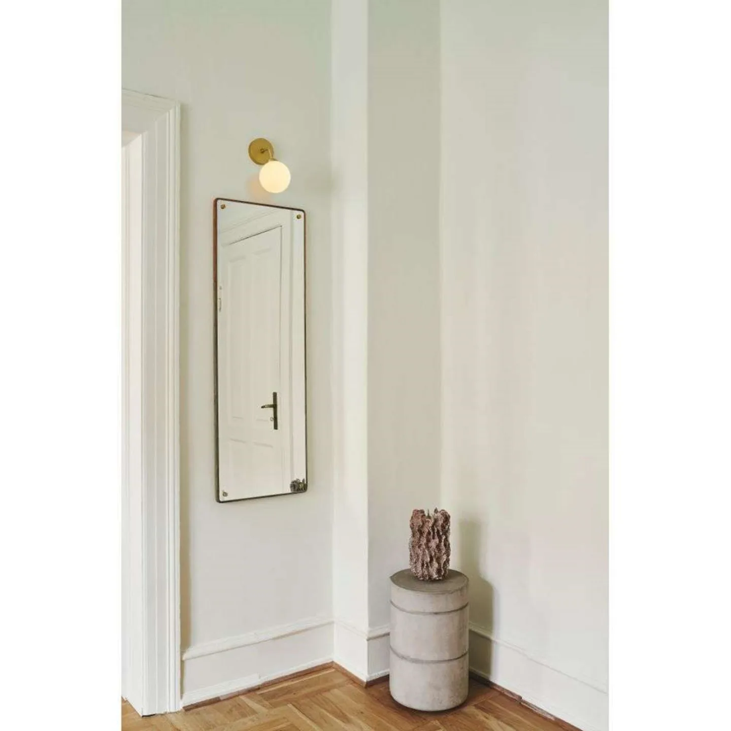 Apiales Wandleuchte, messing/opal, Höhe 24 cm - Nuura Nuura Aps - Wohnzimmer - Skandinavisch - Glas - Einflammig