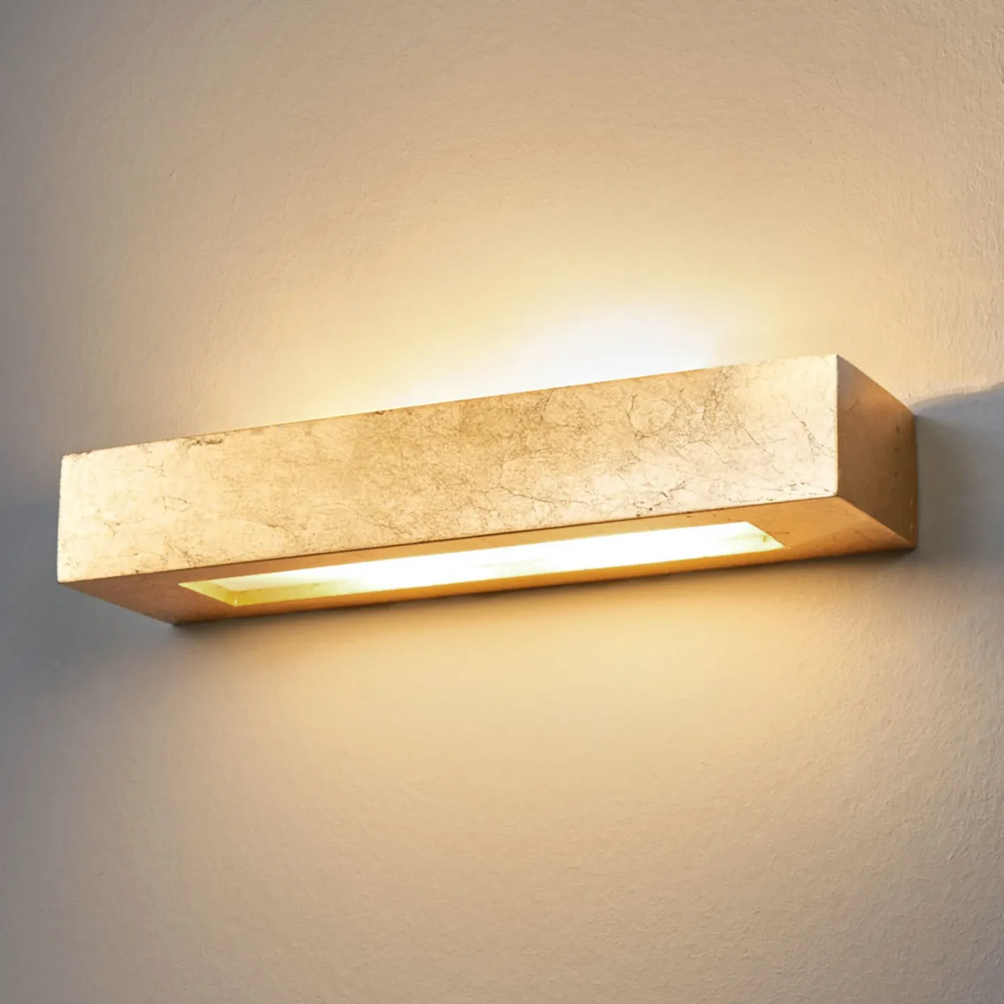 Emina Vägglampa Gold - Lindby - Vardagsrum - Modern - Gips / lera - Vinklad