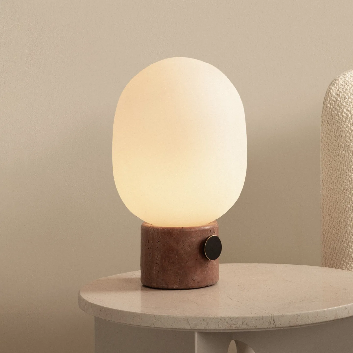 JWDA Bordlampe Red Travertine - Audo Copenhagen - Stue - Design - Glas - Med én lyskilde