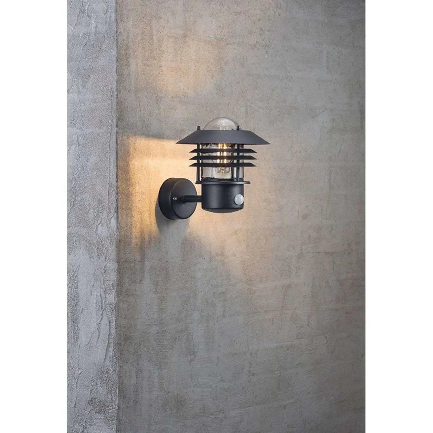 Vejers Vegglampe w/Sensor Black - Nordlux - Metall
