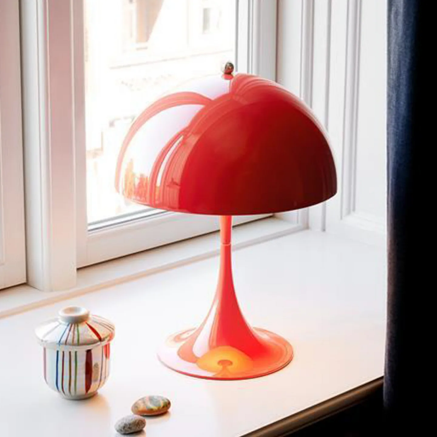Panthella 250 PORTABLE Akkulampe korallenrot - Louis Poulsen - Wohnzimmer - Modern - Kunststoff - Mit Schirm