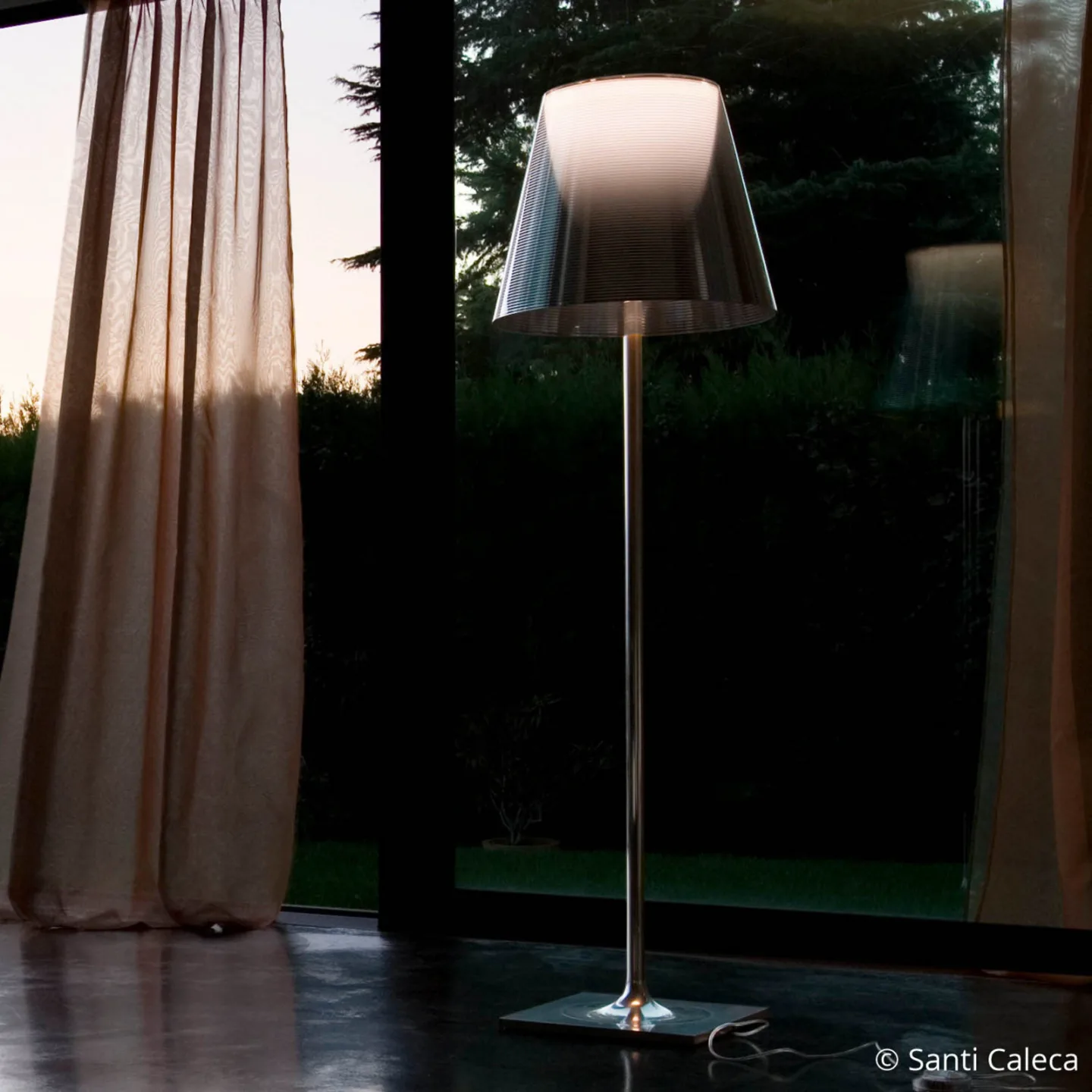 KTribe F3 Gulvlampe Smoke - Flos - Stue - Design - Plast - Med skjerm
