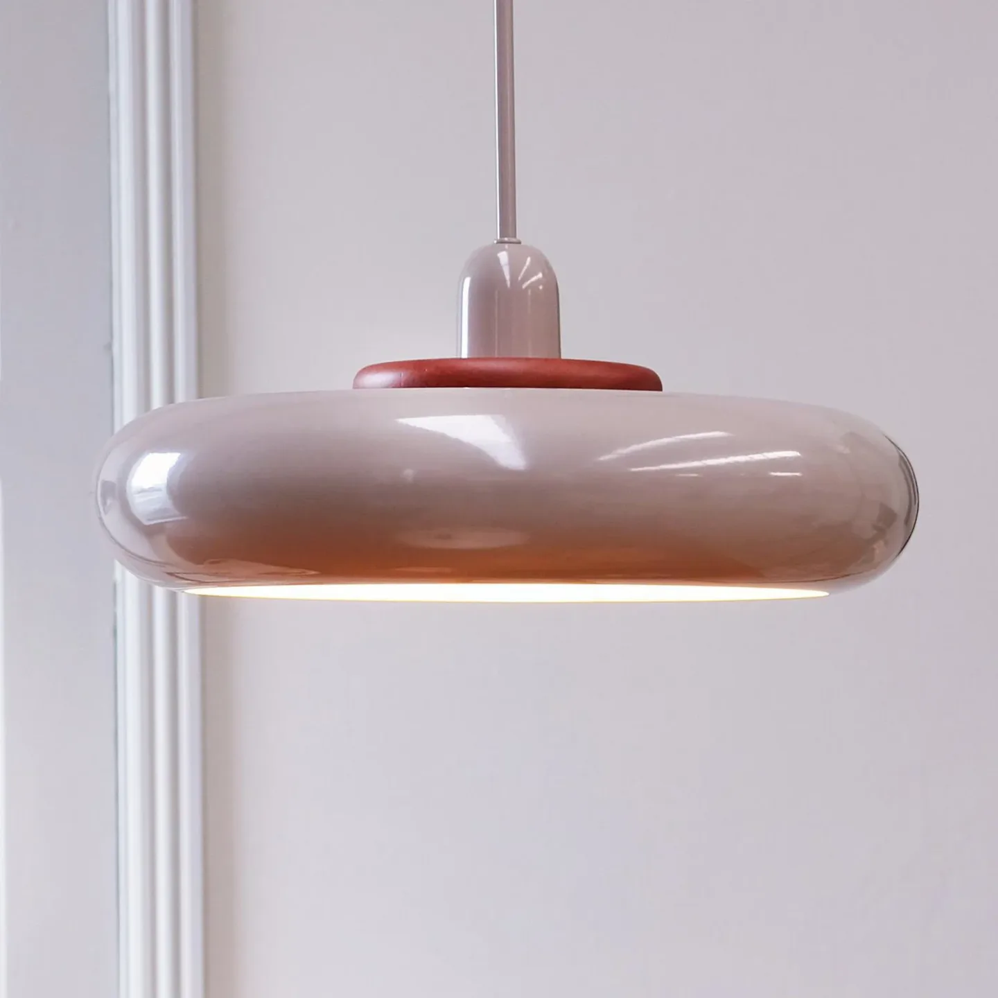 Planet Pendelleuchte Latte - Dyberg Larsen - Wohnzimmer - Design - Metall - Mit Schirm
