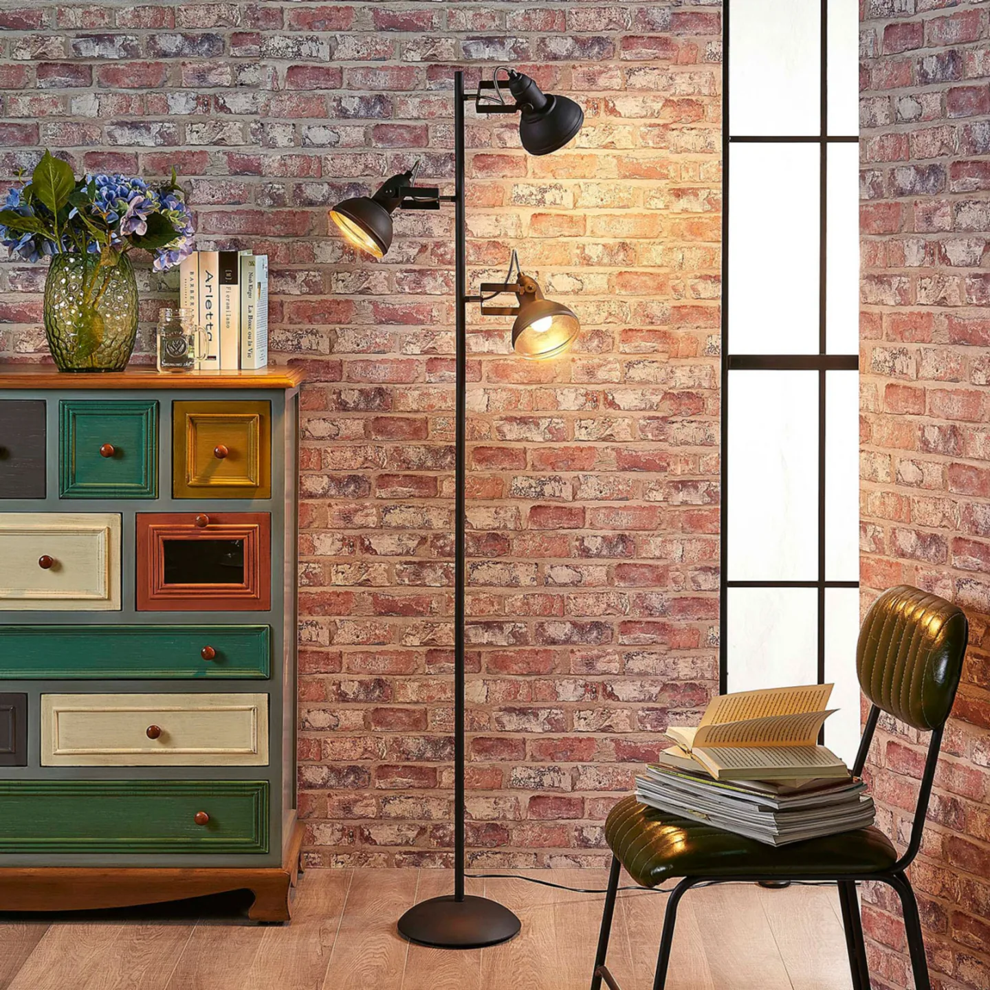 Lilly Golvlampa Black/Gold - Lindby - Vardagsrum - Industristil - Metall - Med lampskärm