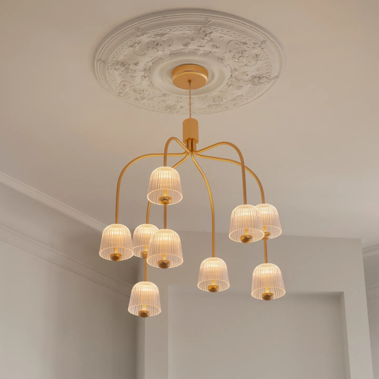 Asteea 9 Kronleuchter Ø 66 cm Messing/Klar - Nuura Nuura Aps - Wohnzimmer - Skandinavisch - Metall - Mehrflammig