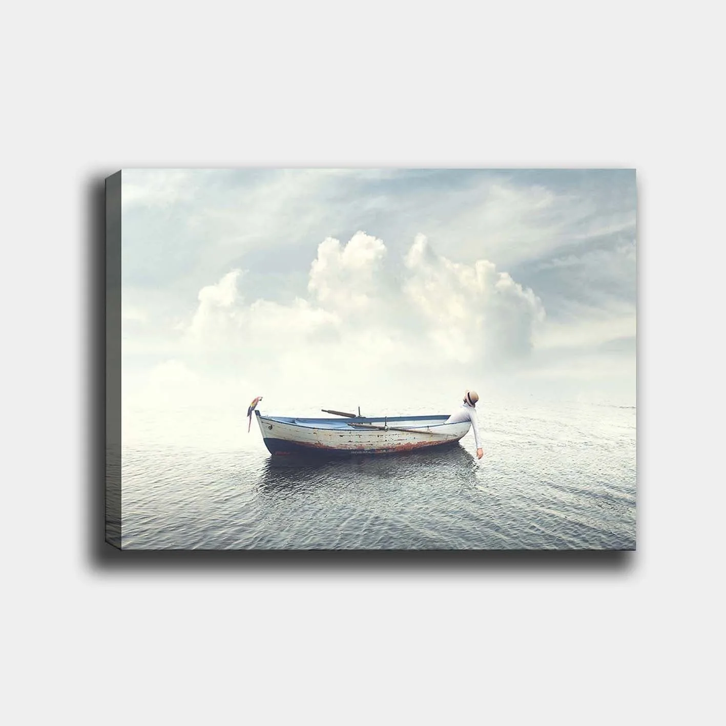 Canvastavla 70x100 cm - Ensam båt som flyter på stilla vatten under en ljus himmel med moln - Blå / Vit / Grå