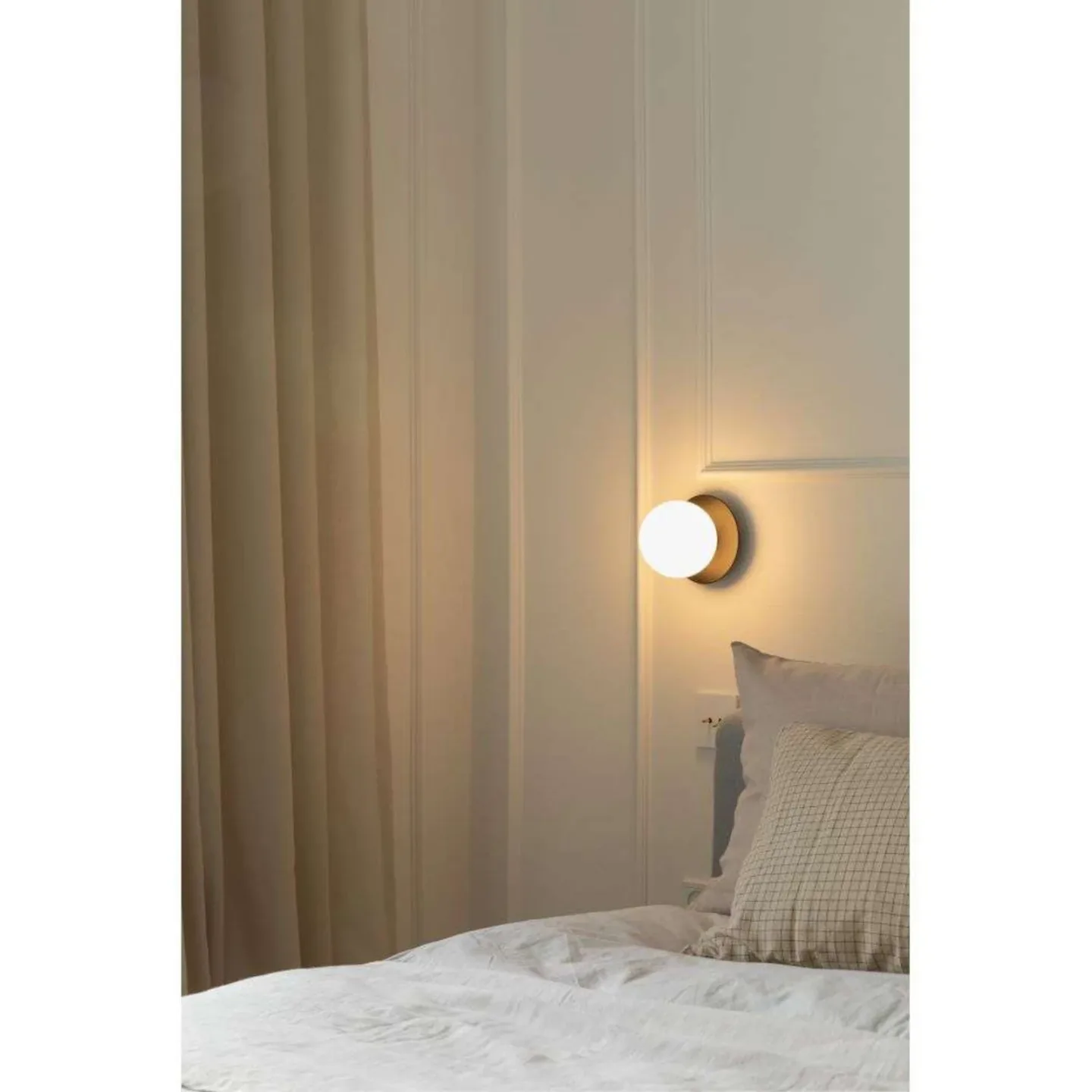 Vägglampa Liila 1, svart/opal, Ø 14 cm, IP44 - Nuura Nuura Aps - Badrum - Skandinavisk - Metall - Rund