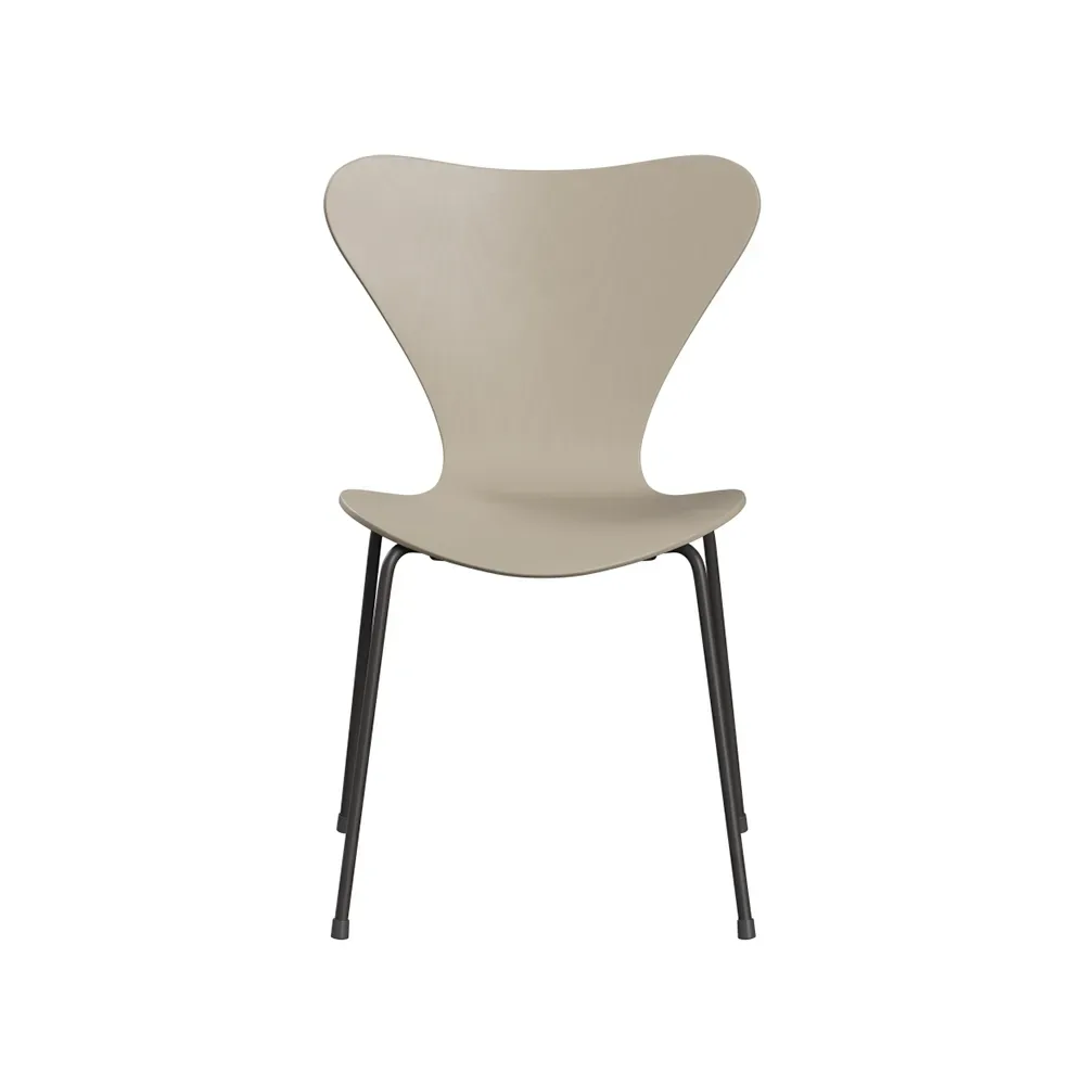 Fritz Hansen Sjuan 3107 stol Ljusbeige-färgad ask-grafitgrått stativ