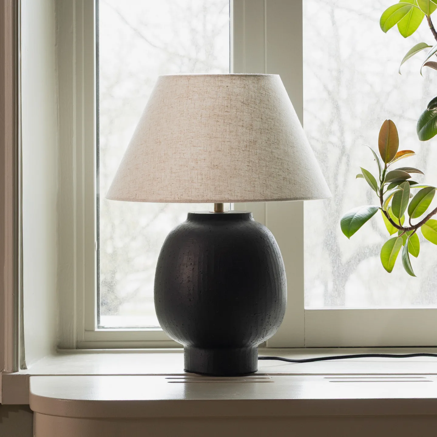 Lorenzo bordslampa, svart, höjd 46 cm – Globen Lighting - Vardagsrum - Skandinavisk - Keramik - Med lampskärm