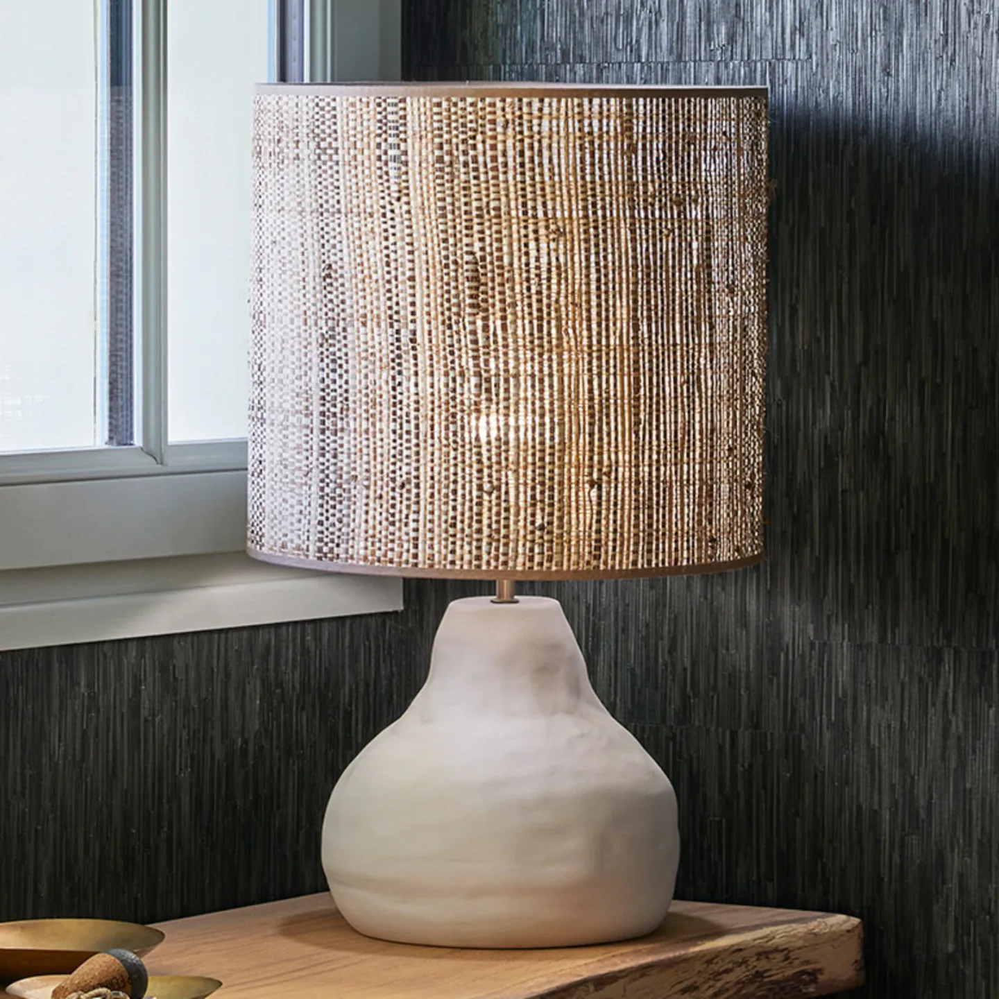 Portinatx M Tischleuchte Höhe 58cm weiß - MARKET SET - Wohnzimmer - Design - Keramik - Mit Schirm