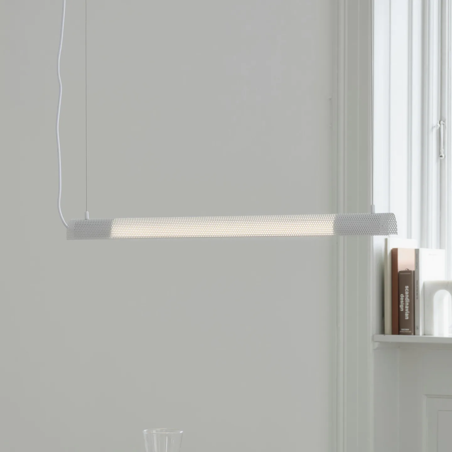 Radent Hängeleuchte, weiß, Länge 70 cm, G13 - GEJST - Esszimmer - Metall - Einflammig