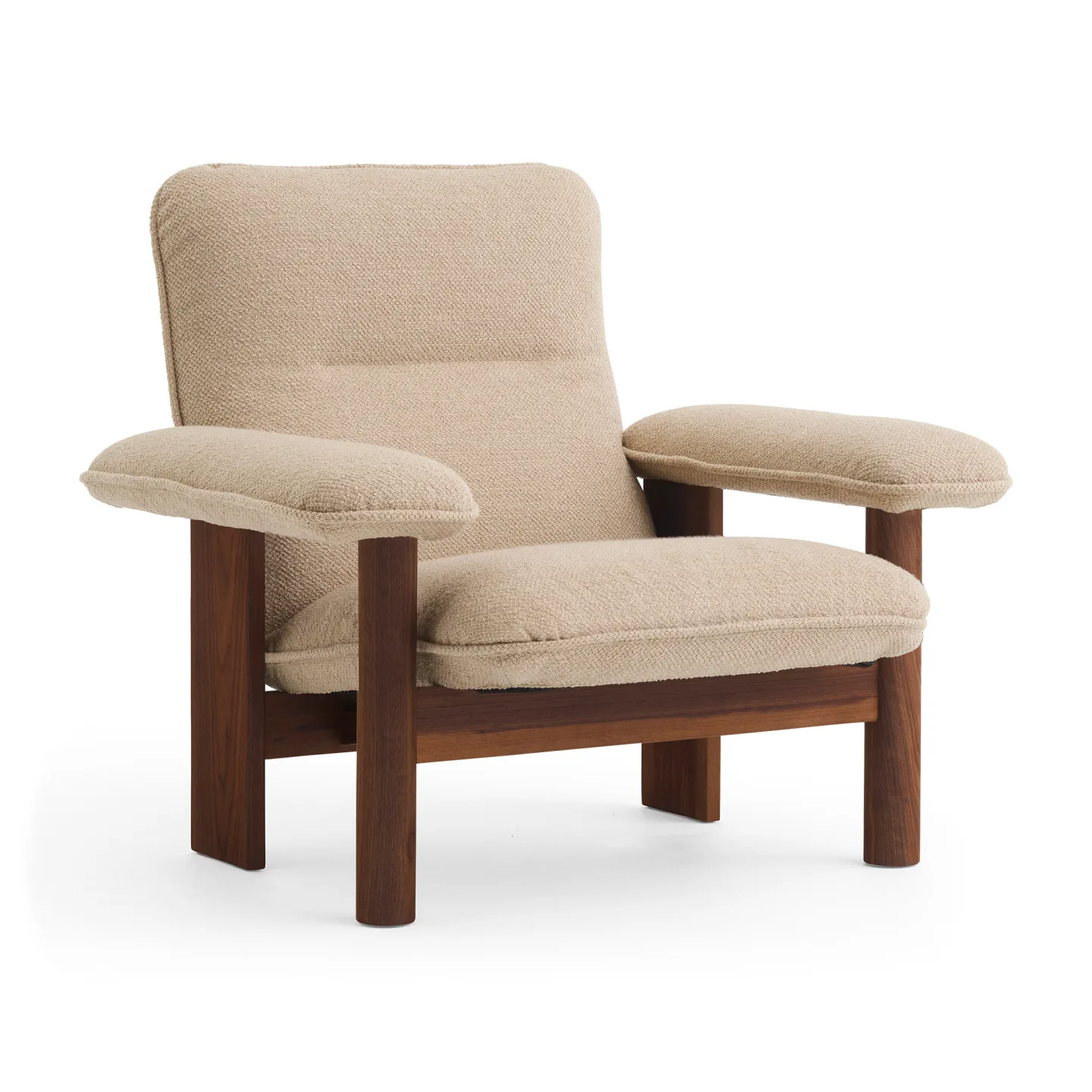 Audo Copenhagen - Brasilia Lounge Chair Solid Walnut Fabric Cat. 0 Boucle Col. 02, - Fåtöljer - Anderssen & Voll - Träfärgad - Trä/Textilmaterial/Skum