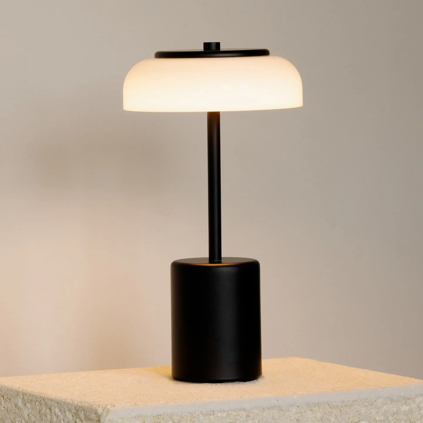 Blossi Portable Tischleuchte Mini Black/Opal - Nuura Nuura Aps - Terrasse - Skandinavisch - Metall - Mit Schirm