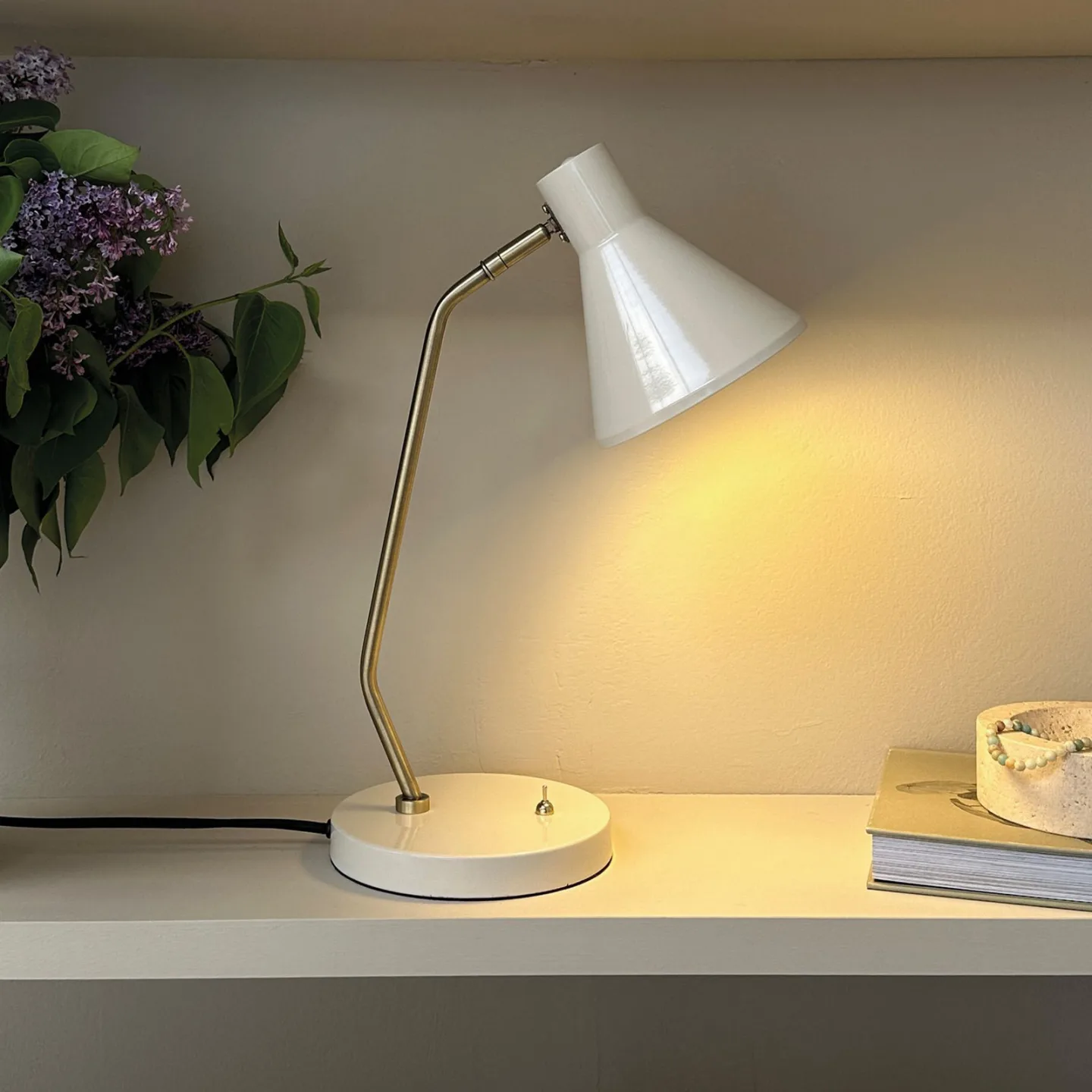 Sleep bordlampe Shiny White/Antique Brass - Dyberg Larsen - Stue - Design - Metall - Med en lyskilde