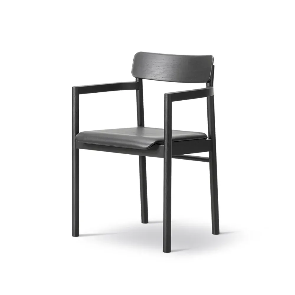 Fredericia Furniture Post 3445 karmstol Svartlackerad ek