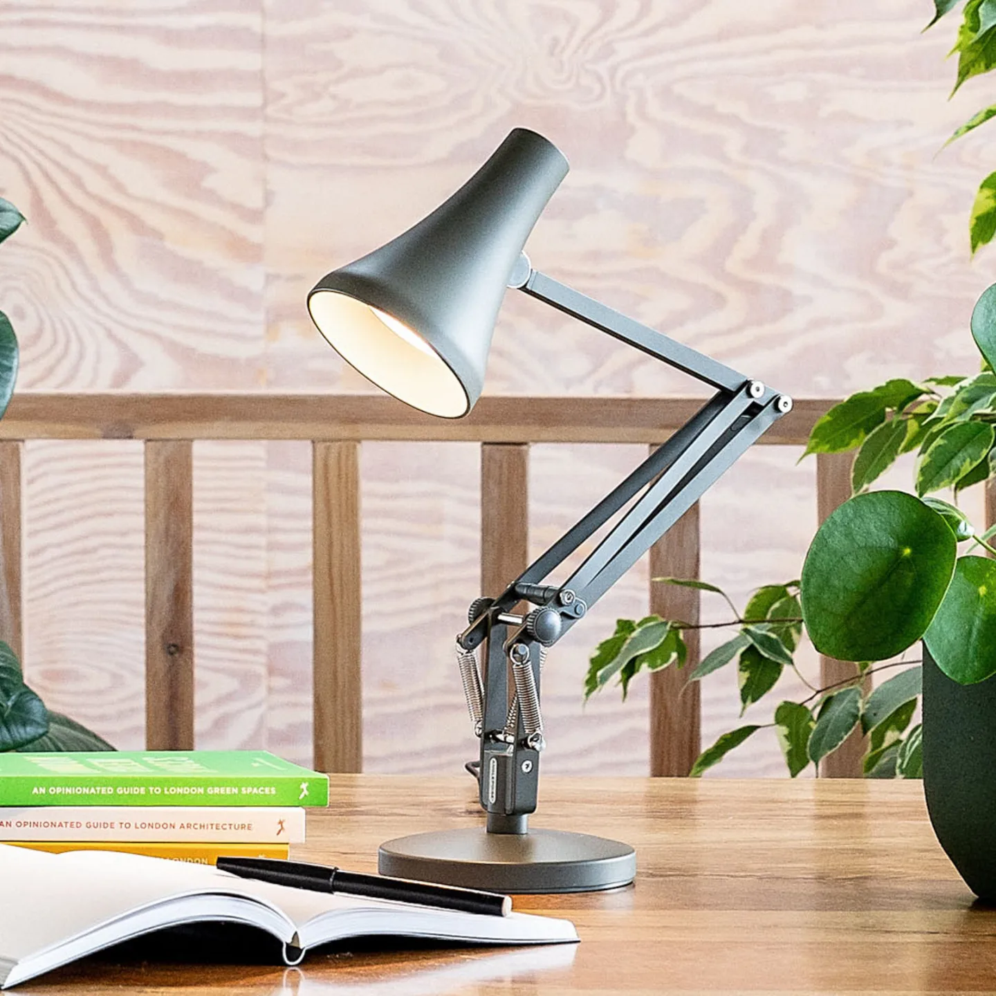 90 Mini Mini Bordlampe Kelp Green - Anglepoise - Kontor / arbejdsværelse - Industriel - Metal - Med én lyskilde