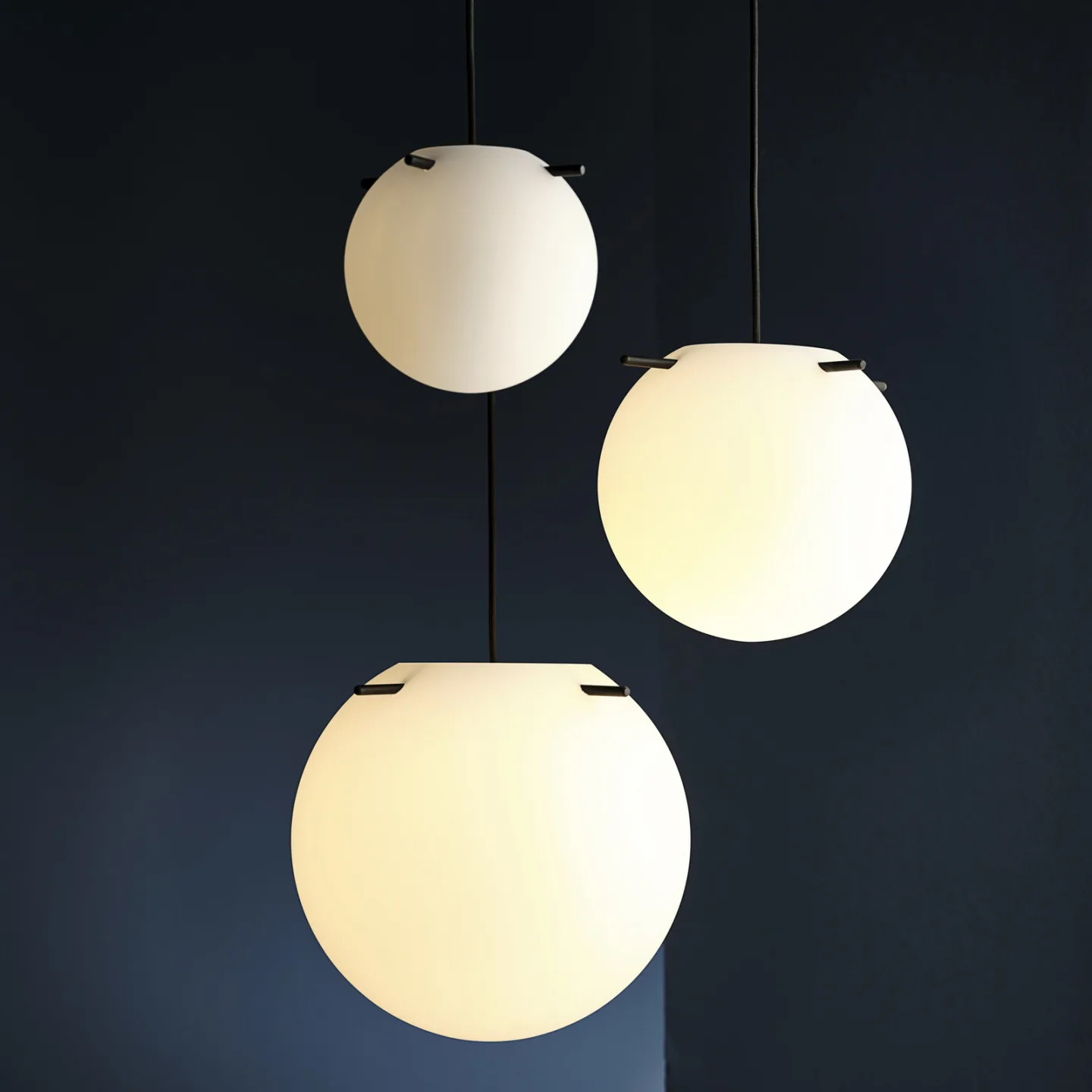 Koi pendellampa Ø19 Opal White/Black - FRANDSEN - Vardagsrum - Design - Glas - Med en ljuskälla