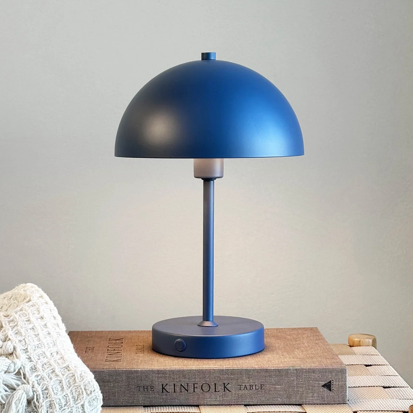 Stockholm Portable Tischleuchte Indigo Blue - Dyberg Larsen - Wohnzimmer - Skandinavisch - Metall - Mit Schirm