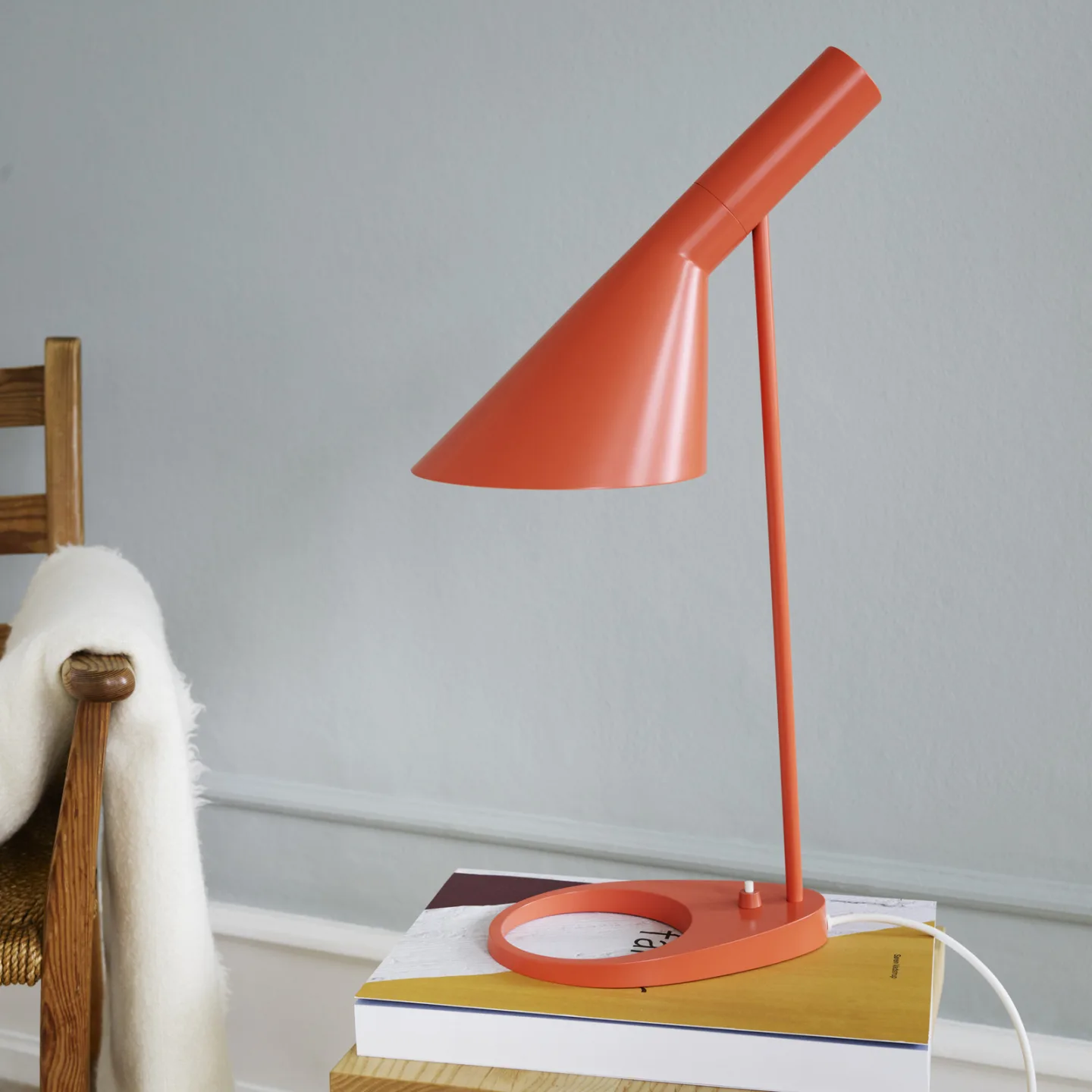 Louis Poulsen AJ bordslampa Electric orange