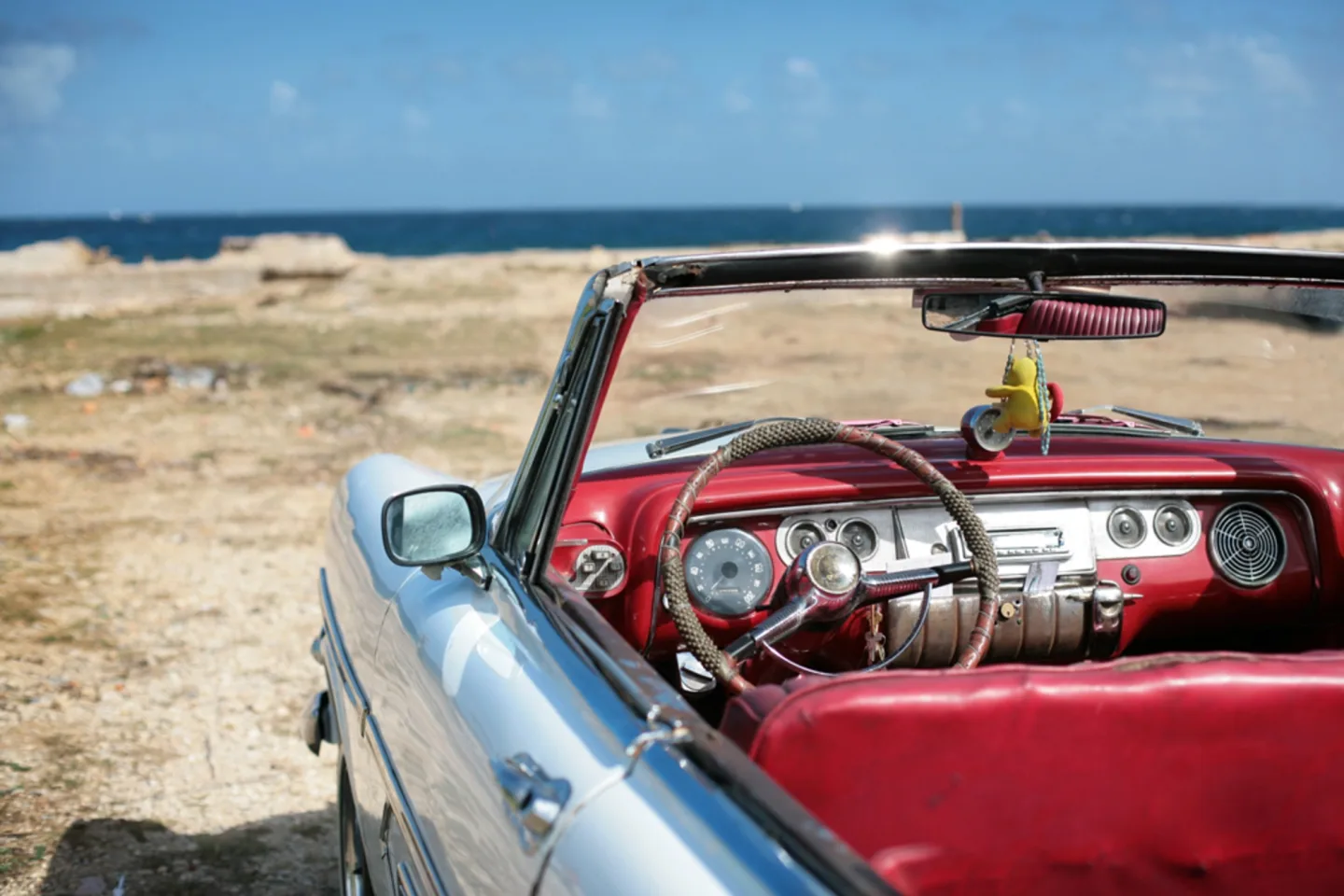 image LAND Alubild Oldtimer am Strand | Schubiger Möbel