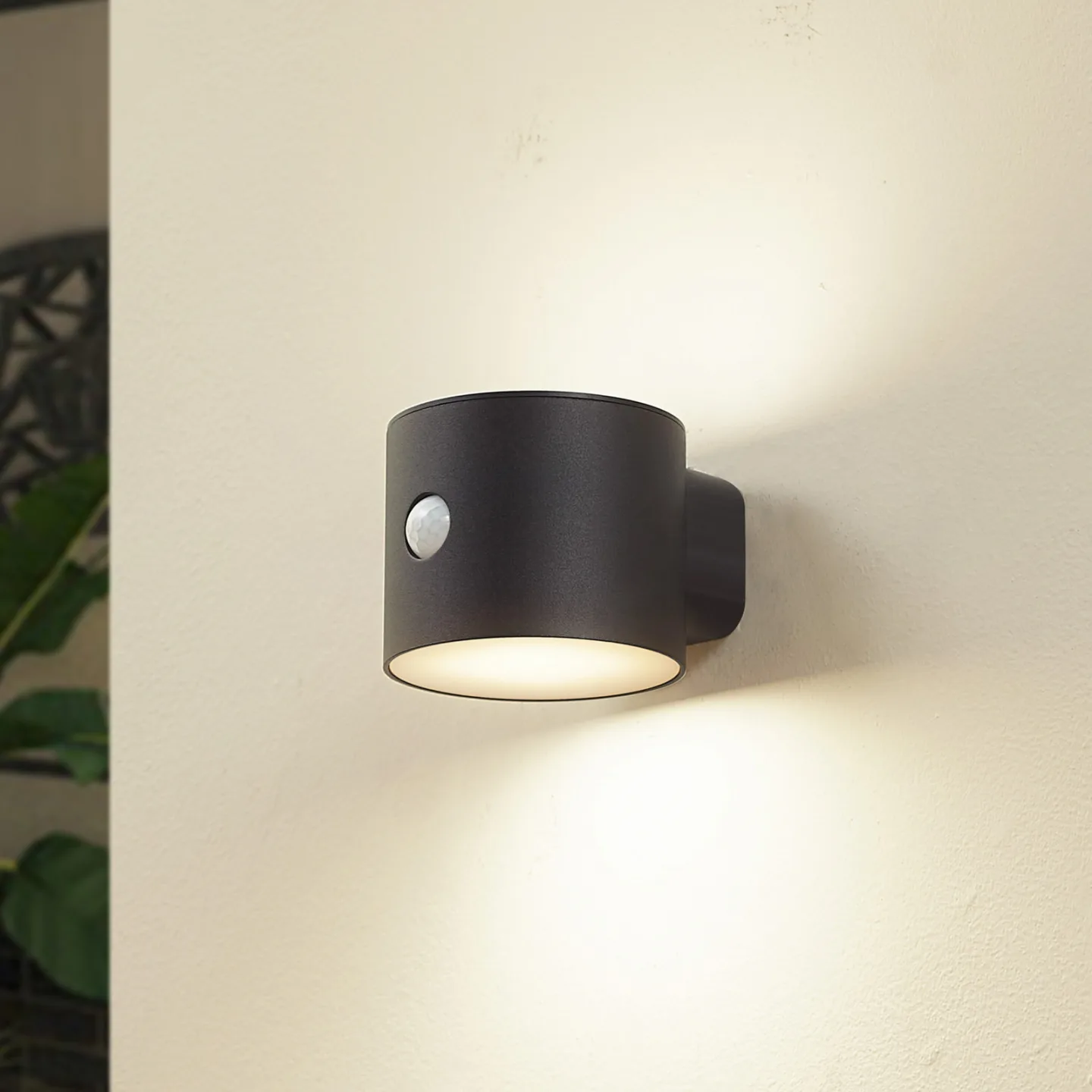 Amren LED solcelle væglampe med sensor, sort - Lindby - Moderne - Plastik - Med én lyskilde
