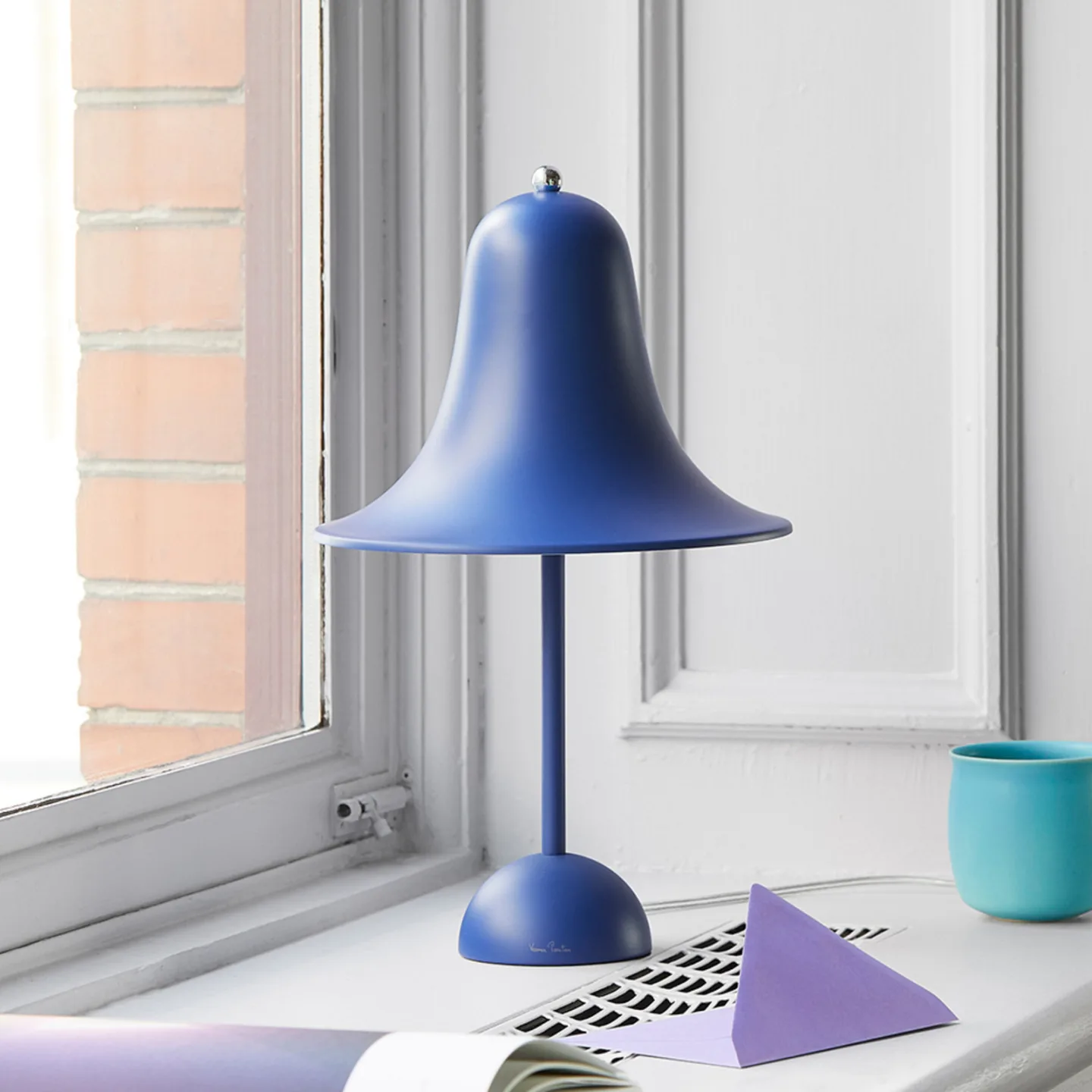Pantop Bordslampa Ø23 Matt Classic Blue - Verpan - Vardagsrum - Design - Metall - Med lampskärm