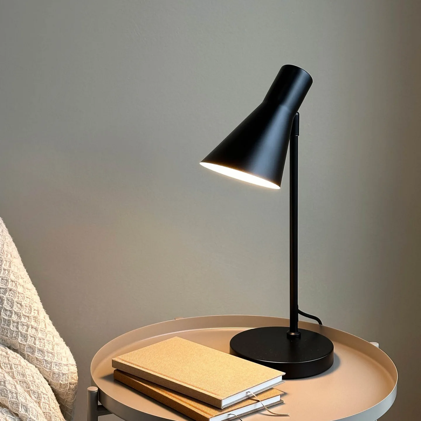 DL12 Bordslampa Matt Black - Dyberg Larsen - Vardagsrum - Design - Metall - Med lampskärm