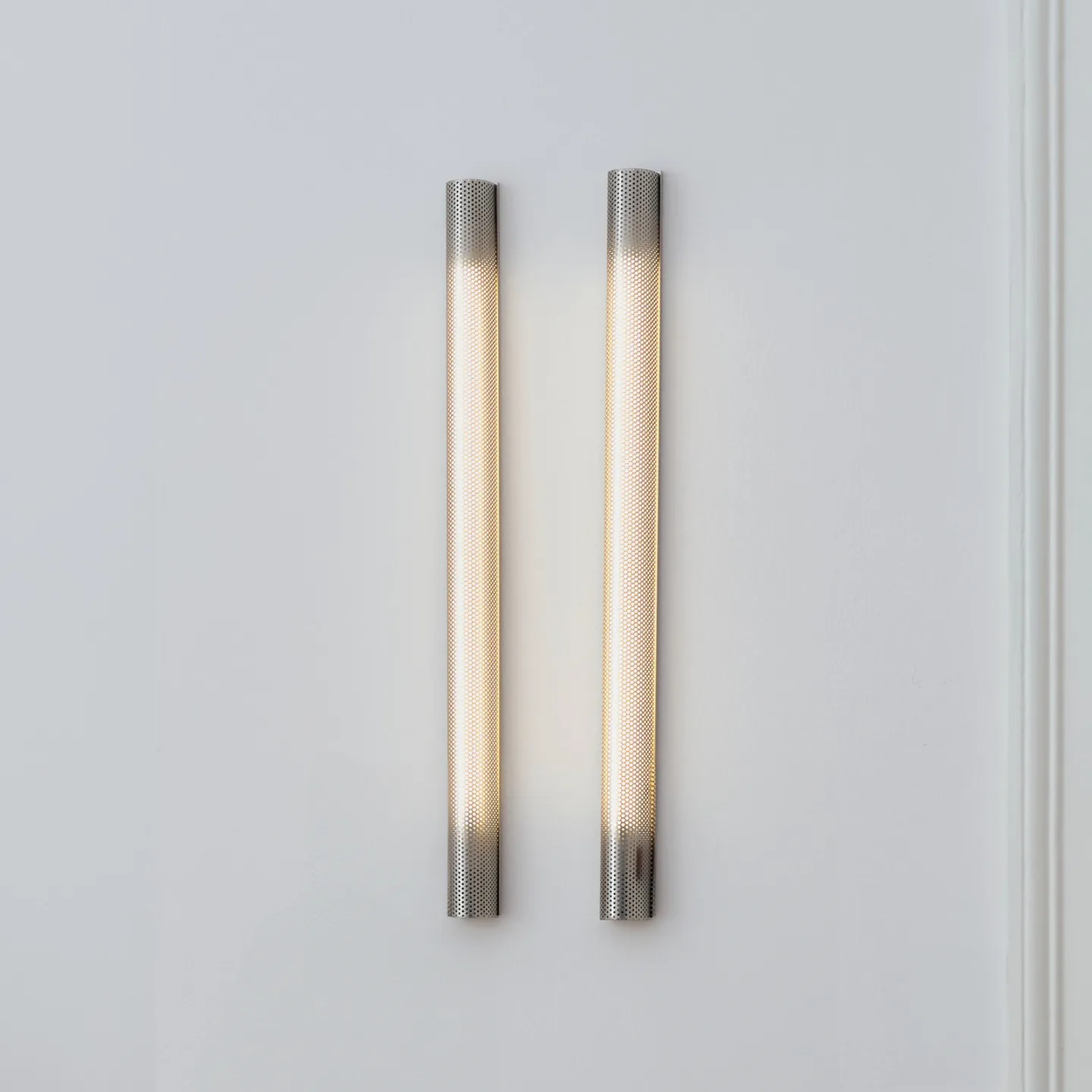 Radent vegglampe, stikkontakt, stålgrå, H. 70 cm, G13 - GEJST - Stue - Metall - Med en lyskilde