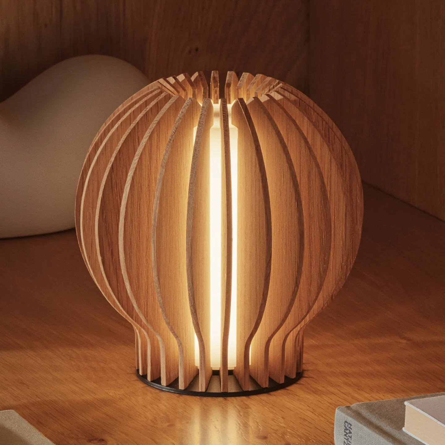 Radiant Round Portable Tischlampe Oak - PLEASE WAIT to be SEATED - Wohnzimmer - Modern - Holz - Kugel