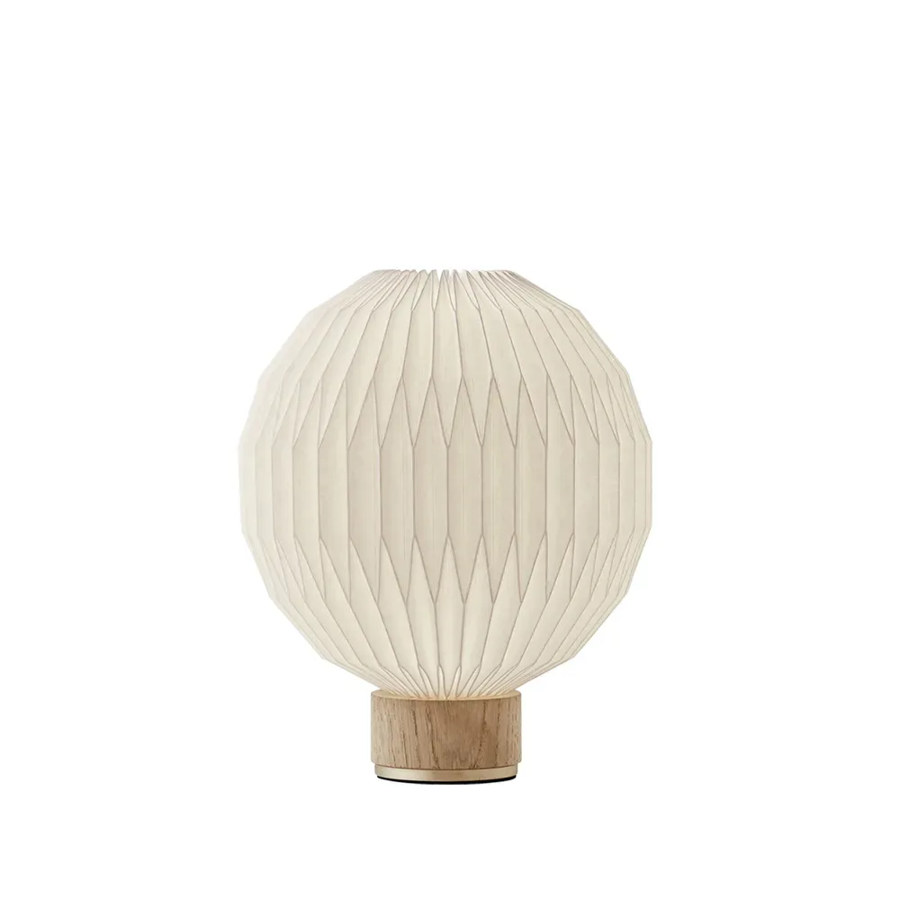 Le Klint 375 bordslampa vit, small-pappskärm, lampfot i ek
