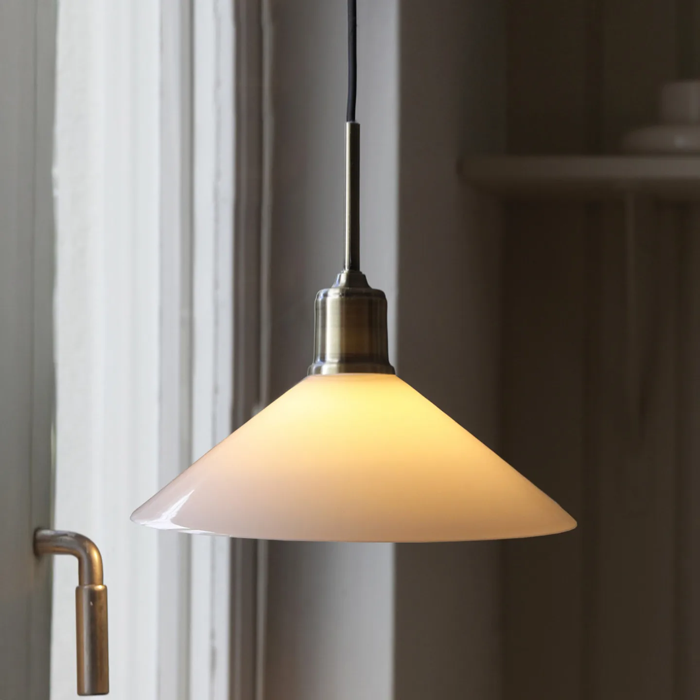 Vela Pendelleuchte Antique Brass/Shiny White - Markslöjd - Wohnzimmer - Glas - Einflammig