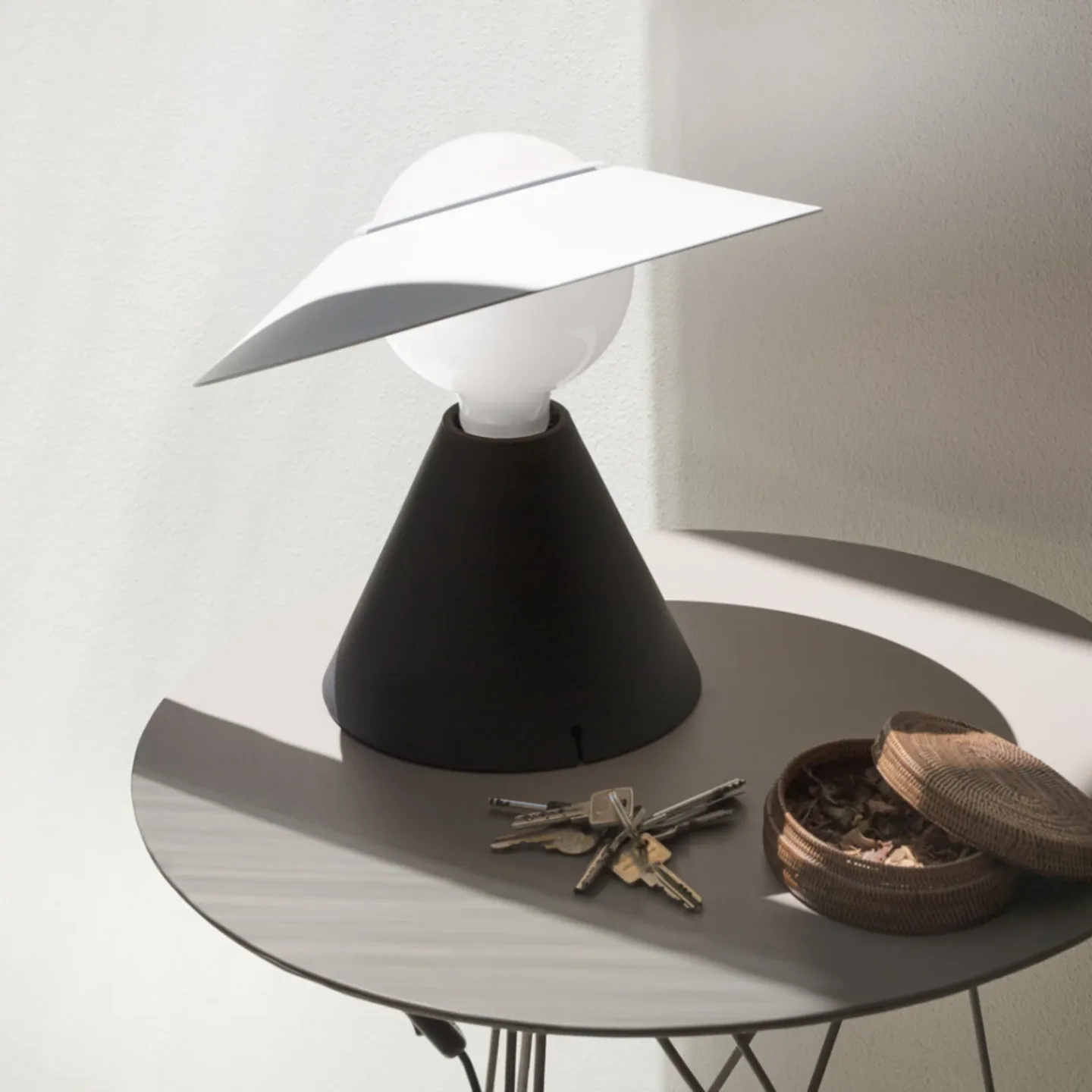 Fante LED-bordlampe, sort, 2.700 K - Stilnovo - Stue - Design - Plastik - Med skærm