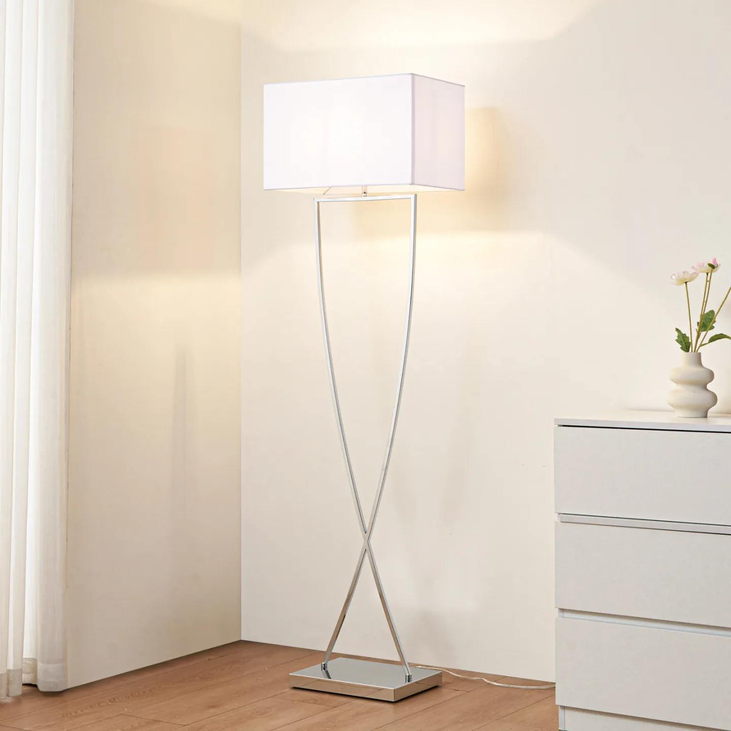 Evaine Gulvlampe Chrome/White - Lucande - Stue - Moderne - Metall - Med skjerm