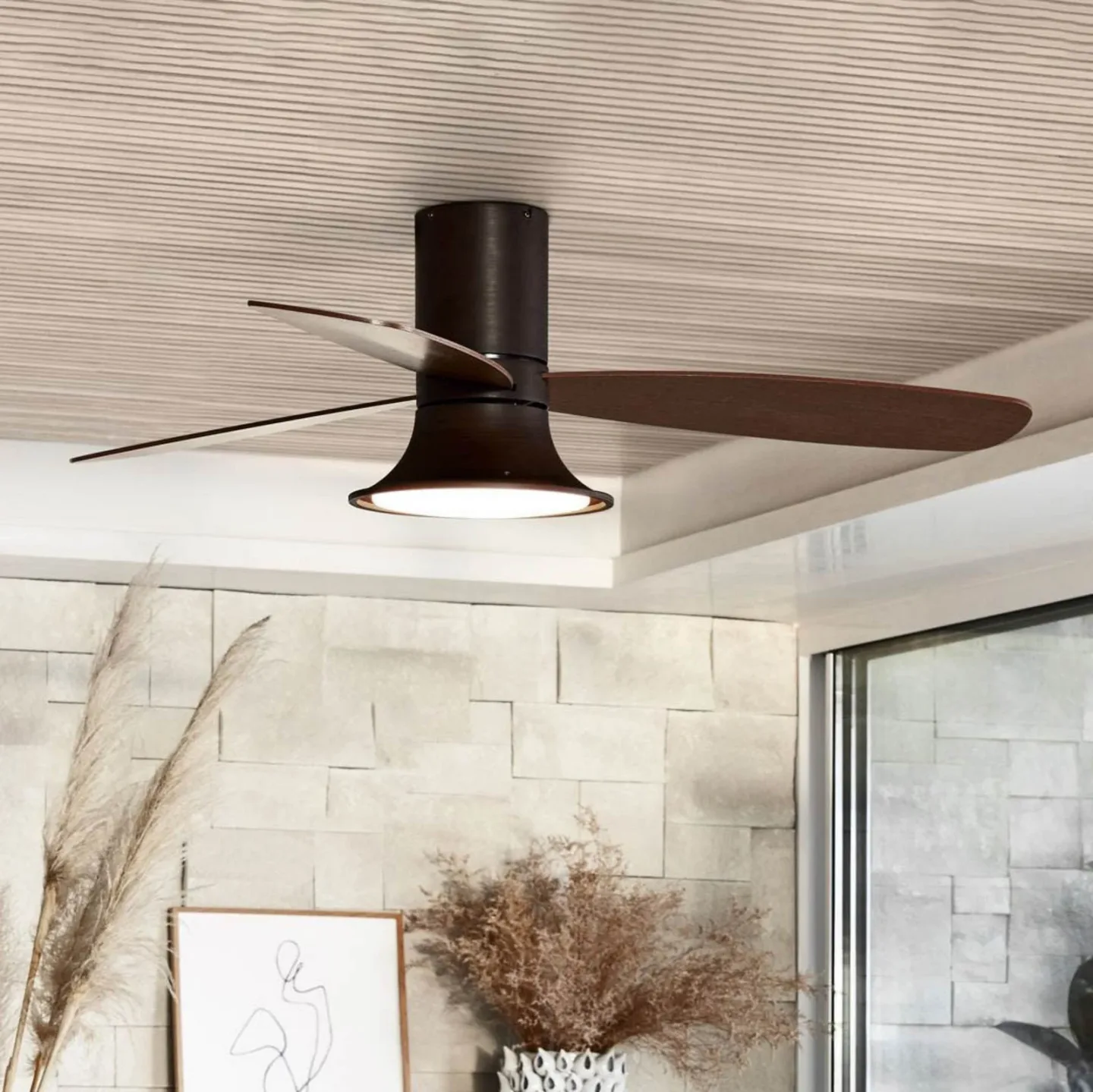 Flusso takfläkt med belysning, bronsfärgad, tystgående, Beacon Beacon Lighting - Vardagsrum - Modern - Trä
