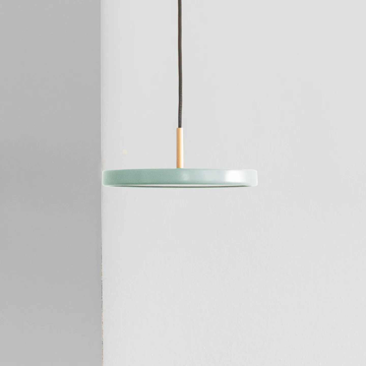 Asteria Taklampa Micro V2 Olive - UMAGE Asteria Micro V2 - Vardagsrum - Skandinavisk - Metall - Med en ljuskälla