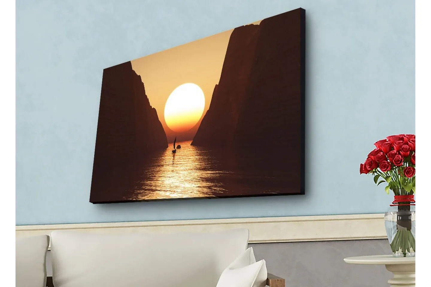 Canvastavla med LED-belysning - Storslagen solnedgång över en smal fjord med en segelbåt i silhuett - Orange / Brun / Guld