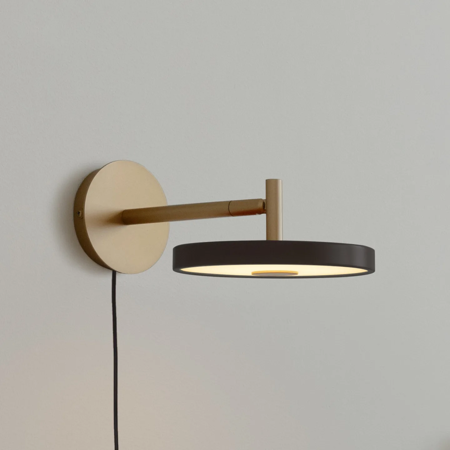 Asteria Short LED-vägglampa svart/mässing, stickkontakt - UMAGE - Vardagsrum - Design - Metall - Med en ljuskälla