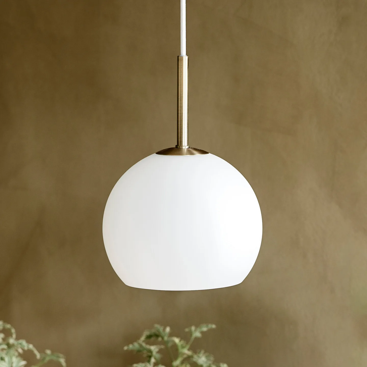 Frandsen Ball pendel Opal White, Ø18 cm