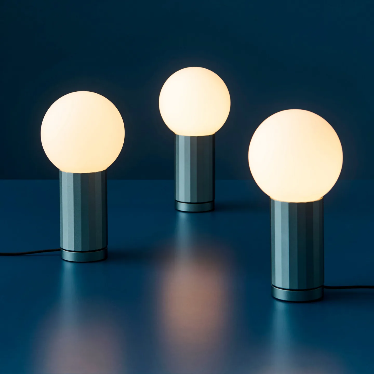 TURN ON LED-Tischlampe, blau, Höhe 20 cm, dimmbar - HAY - Wohnzimmer - Modern - Glas - Mit Schirm
