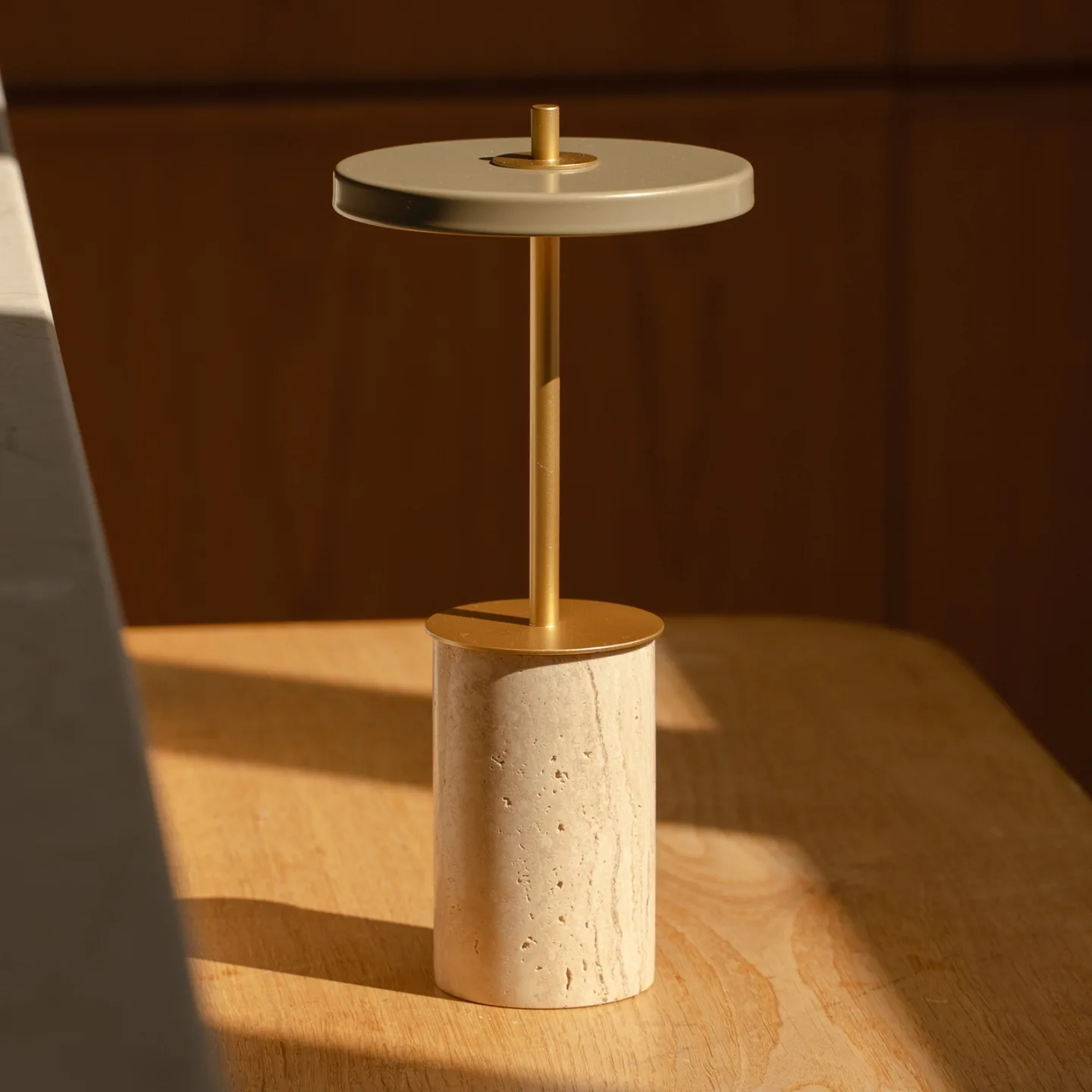 Asteria MOVE MINI batterilampe travertin/messing IP44 - UMAGE - Stue - Design - Marmor - Med skærm
