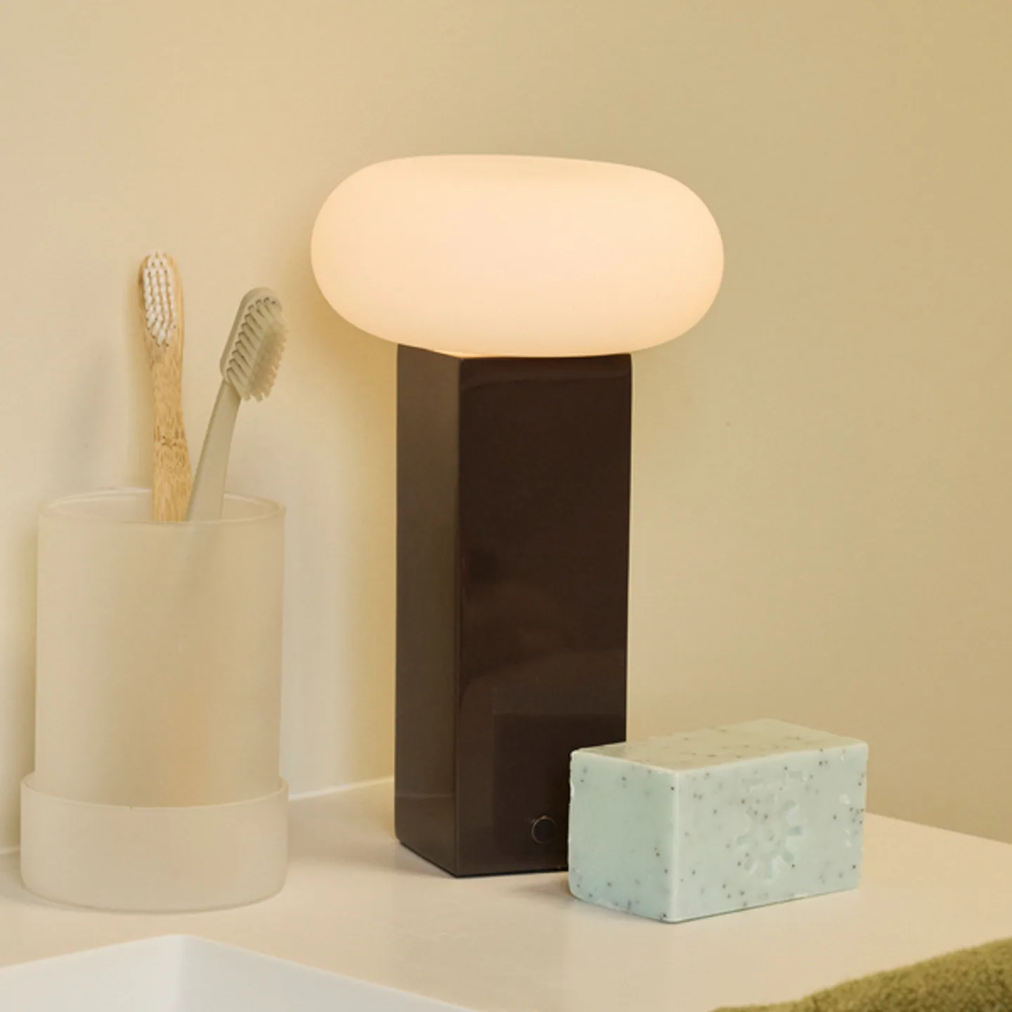 LOW LED-batteridrevet bordlampe, brun, højde 30 cm – Hübsch - Stue - Moderne - Metal - Med én lyskilde
