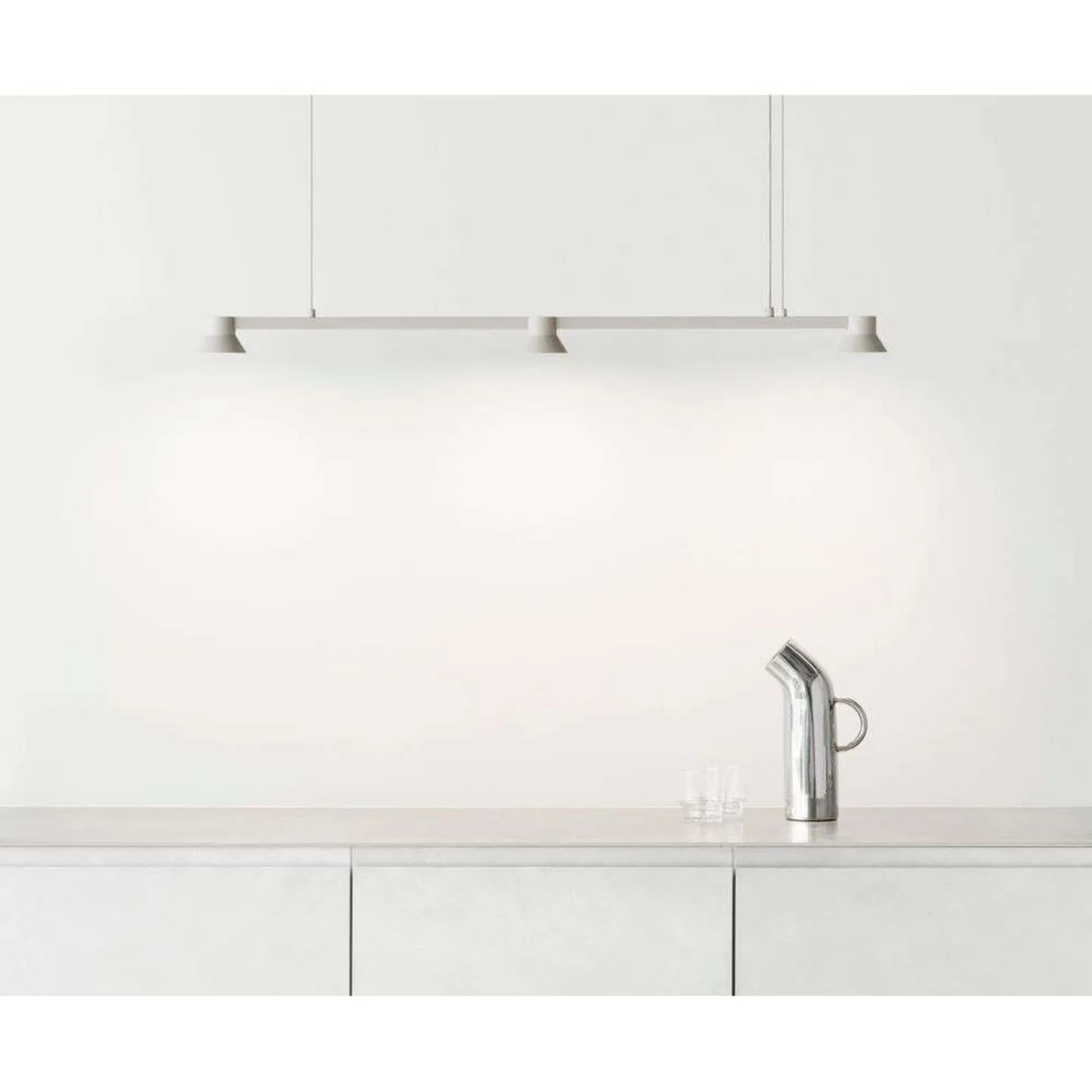 Normann Copenhagen Hat Pendelleuchte linear klein Warm grey