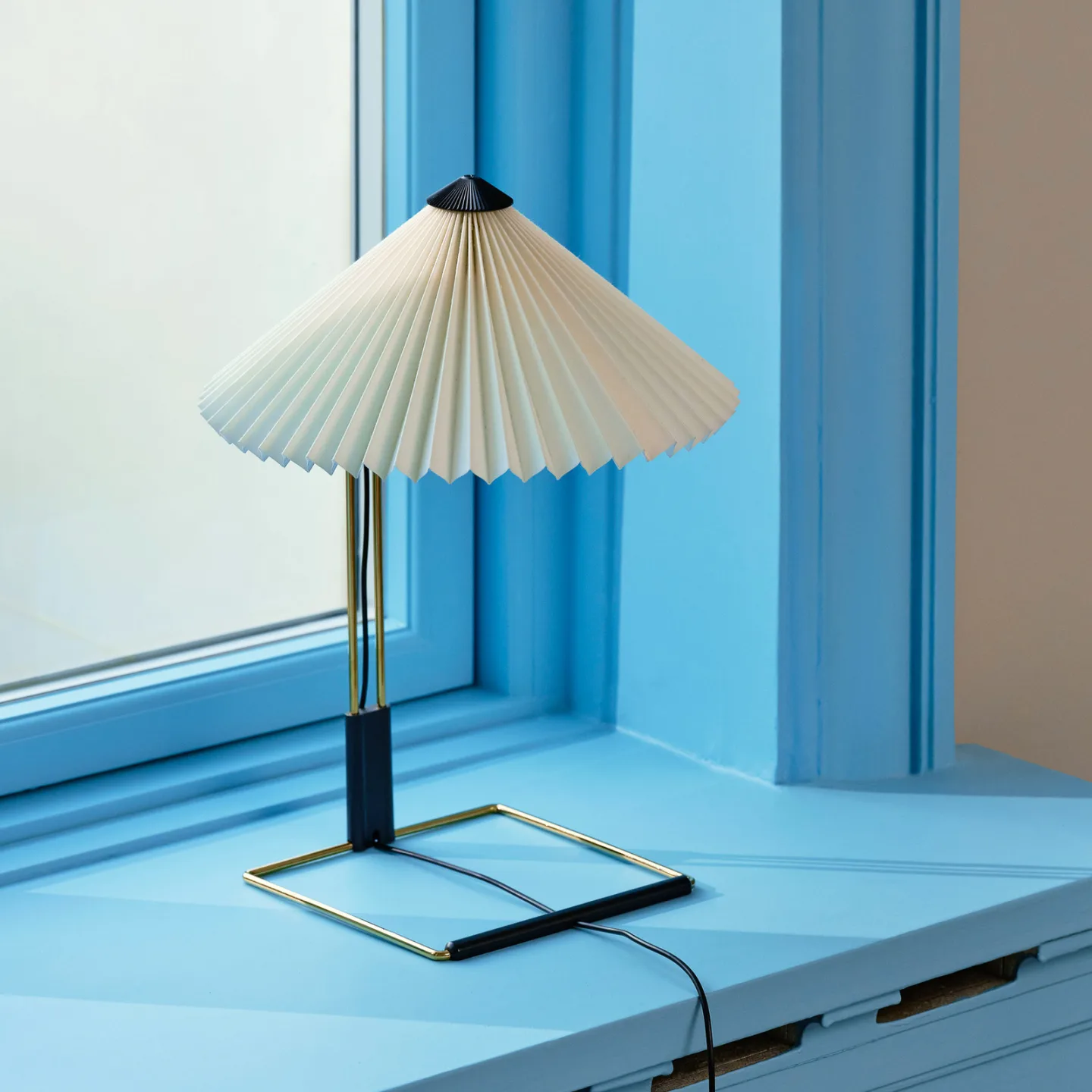 Matin LED-bordlampe, hvid/messing, højde 38 cm - HAY Matin 300 - Stue - Design - Metal - Med skærm