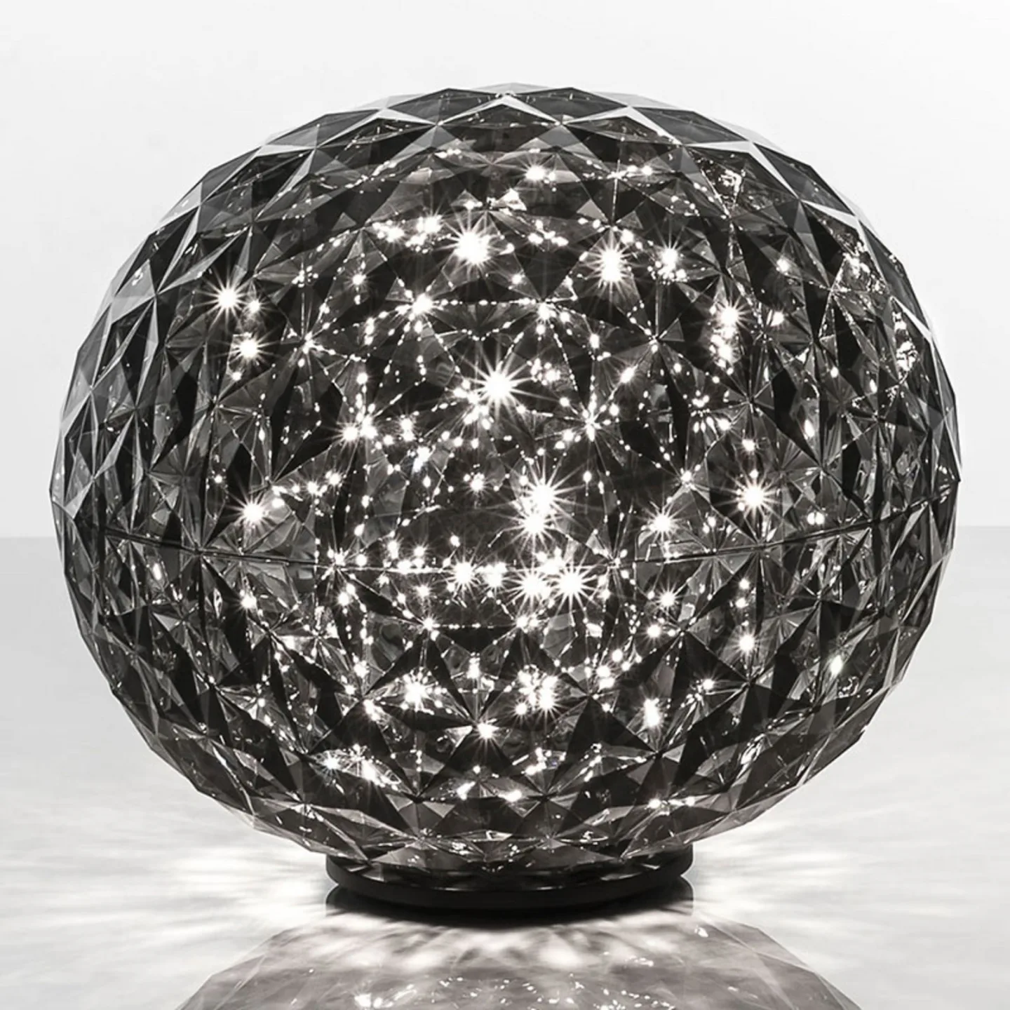 Planet Tischleuchte Small Smoke - Kartell - Wohnzimmer - Design - Kunststoff - Kugel