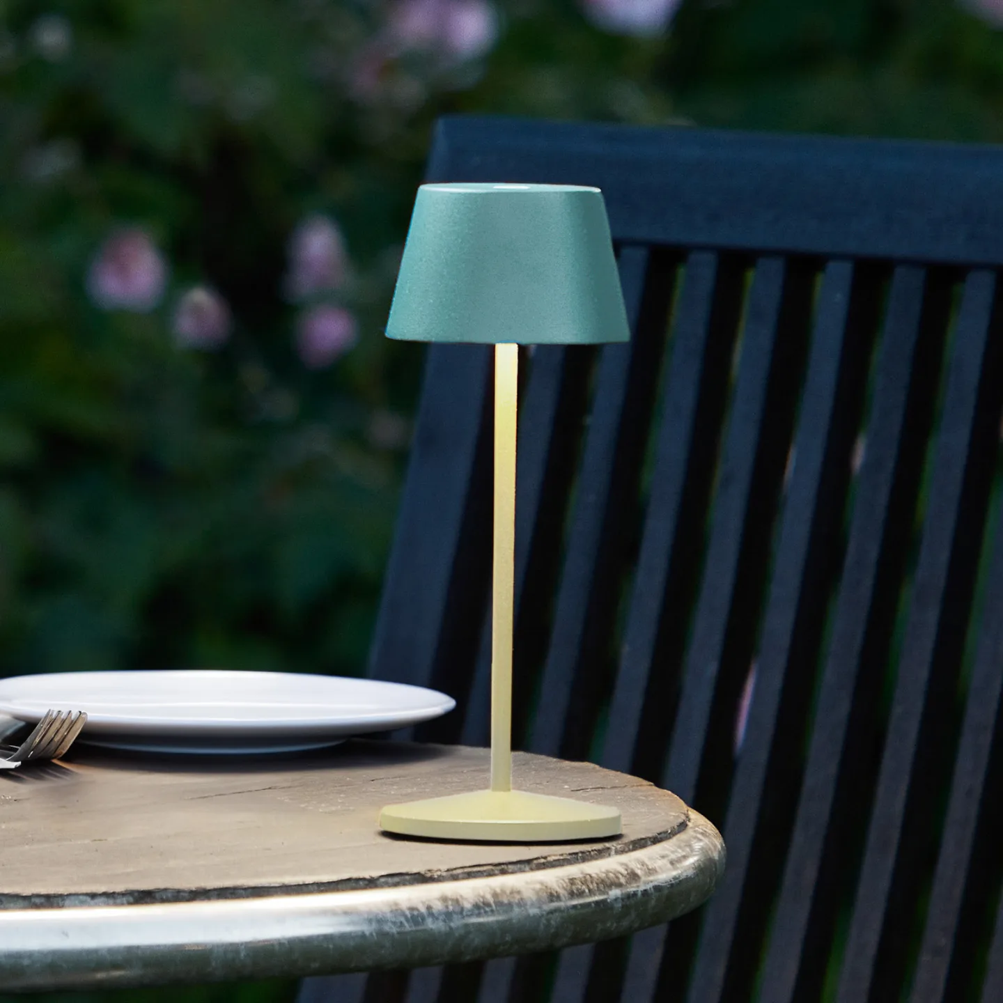 Modi Micro LED-batteridrevet bordlampe, IP65, grøn - LOOM DESIGN - Terrasse - Moderne - Aluminium - Med skærm