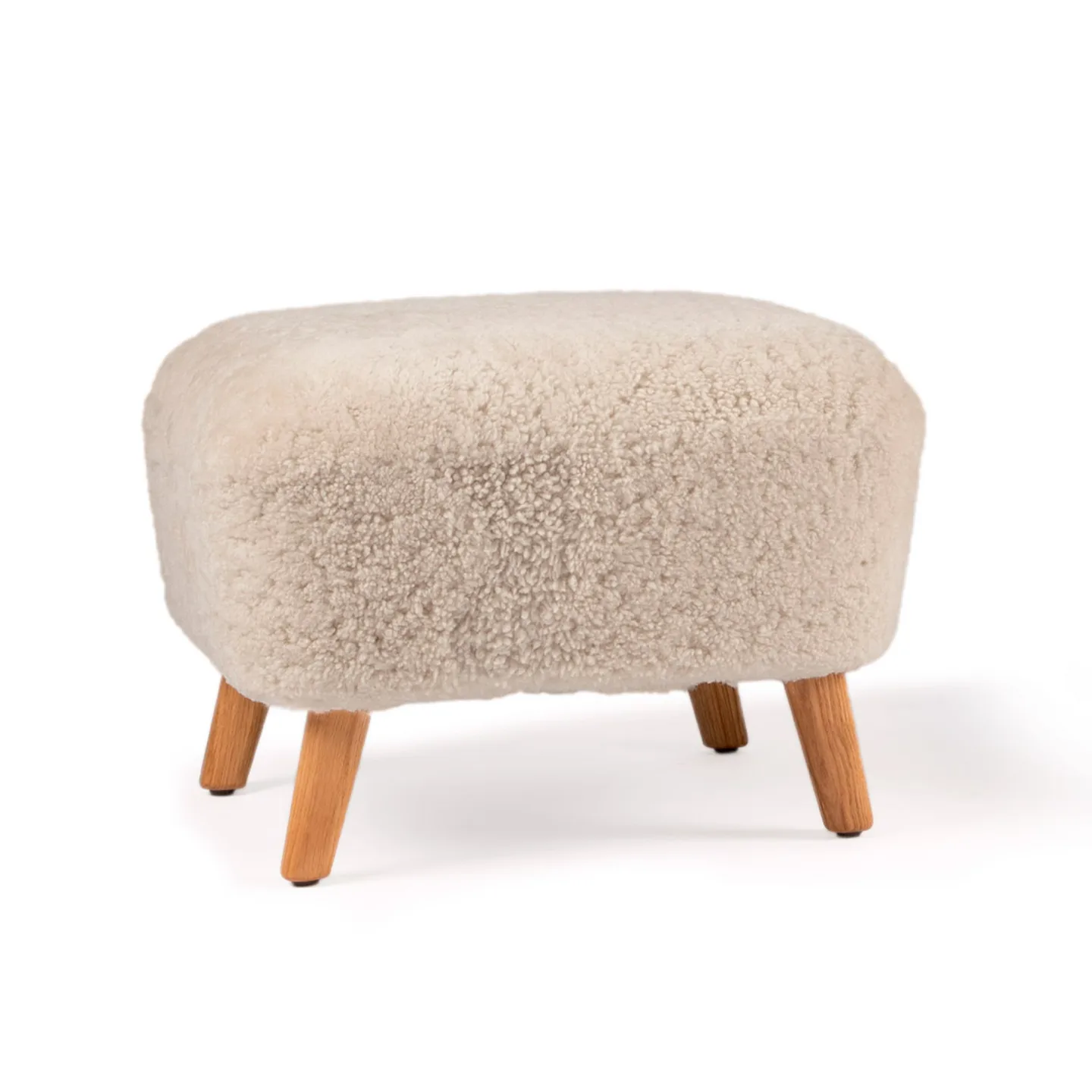 Mazo - TMBO Pouff Sheepskin Moonlight / Oak - Fotpallar - Magnus Læssøe Stephensen - Trä