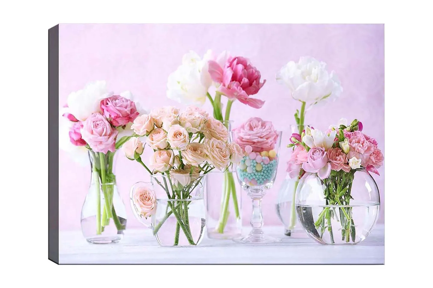 Canvastavla 70x100 cm - Vacker bukett med rosa och vita blommor i olika glasvaser - Rosa / Vit / Grön